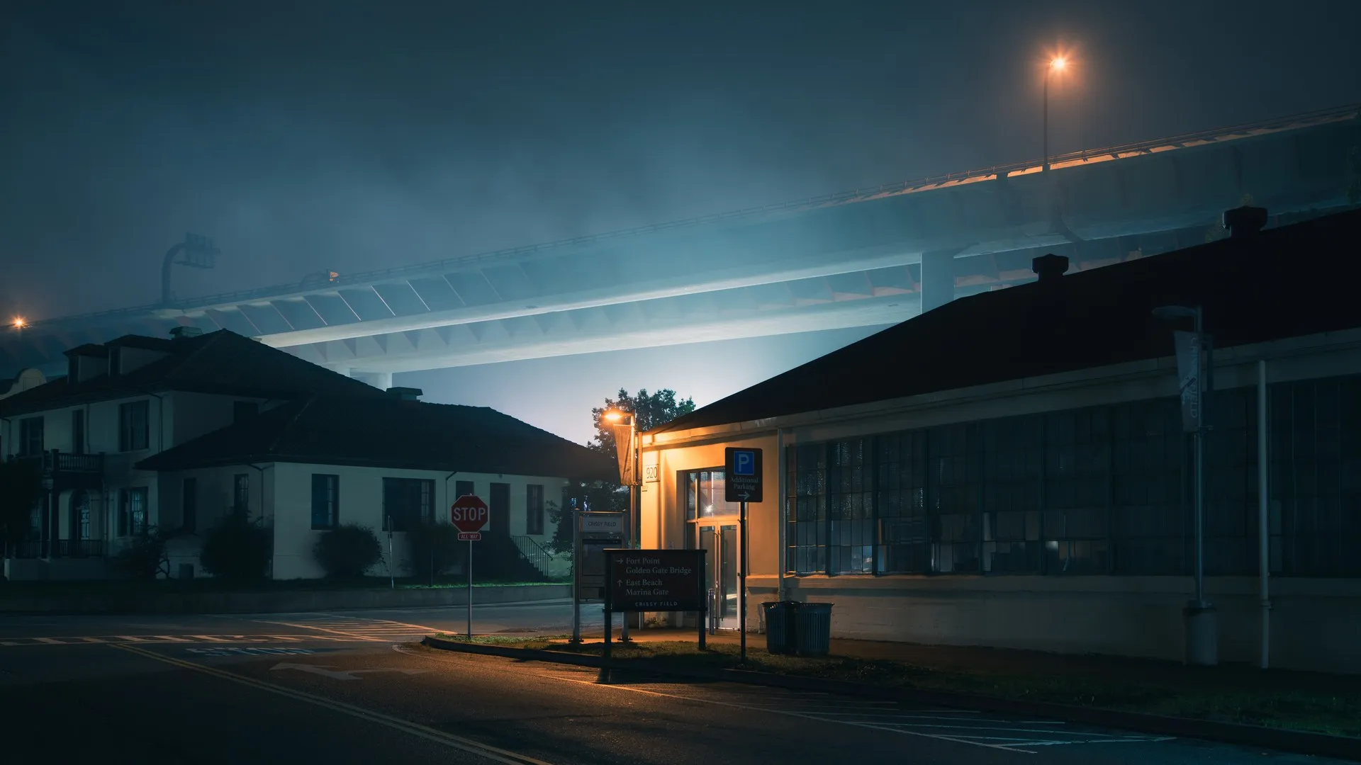 城市 夜间 薄雾 郊区 霓虹灯 路灯 道路 路标 电脑壁纸 4K壁纸