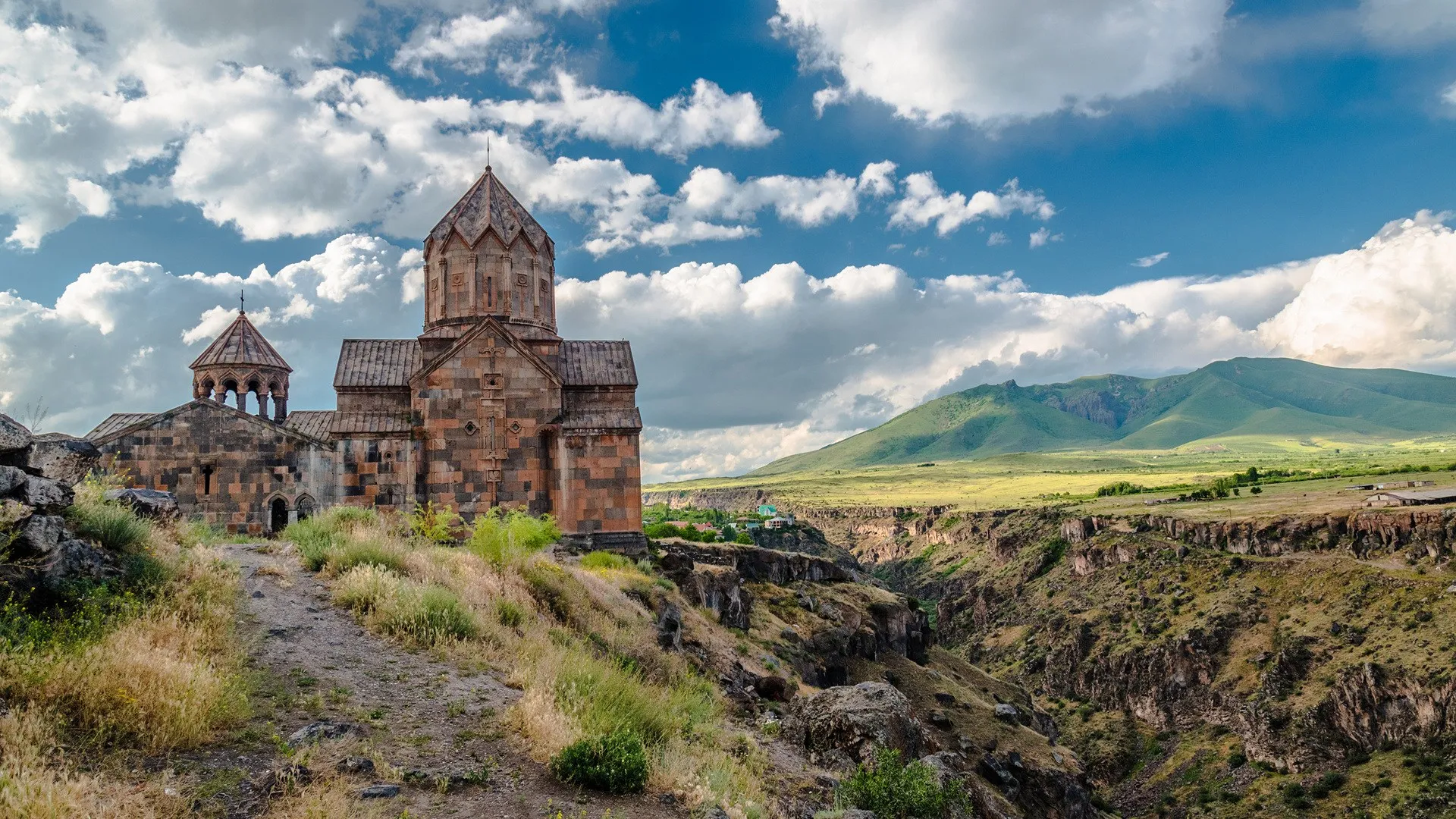 亚美尼亚 天空 云 草 建筑 山 修道院 电脑壁纸 4K壁纸