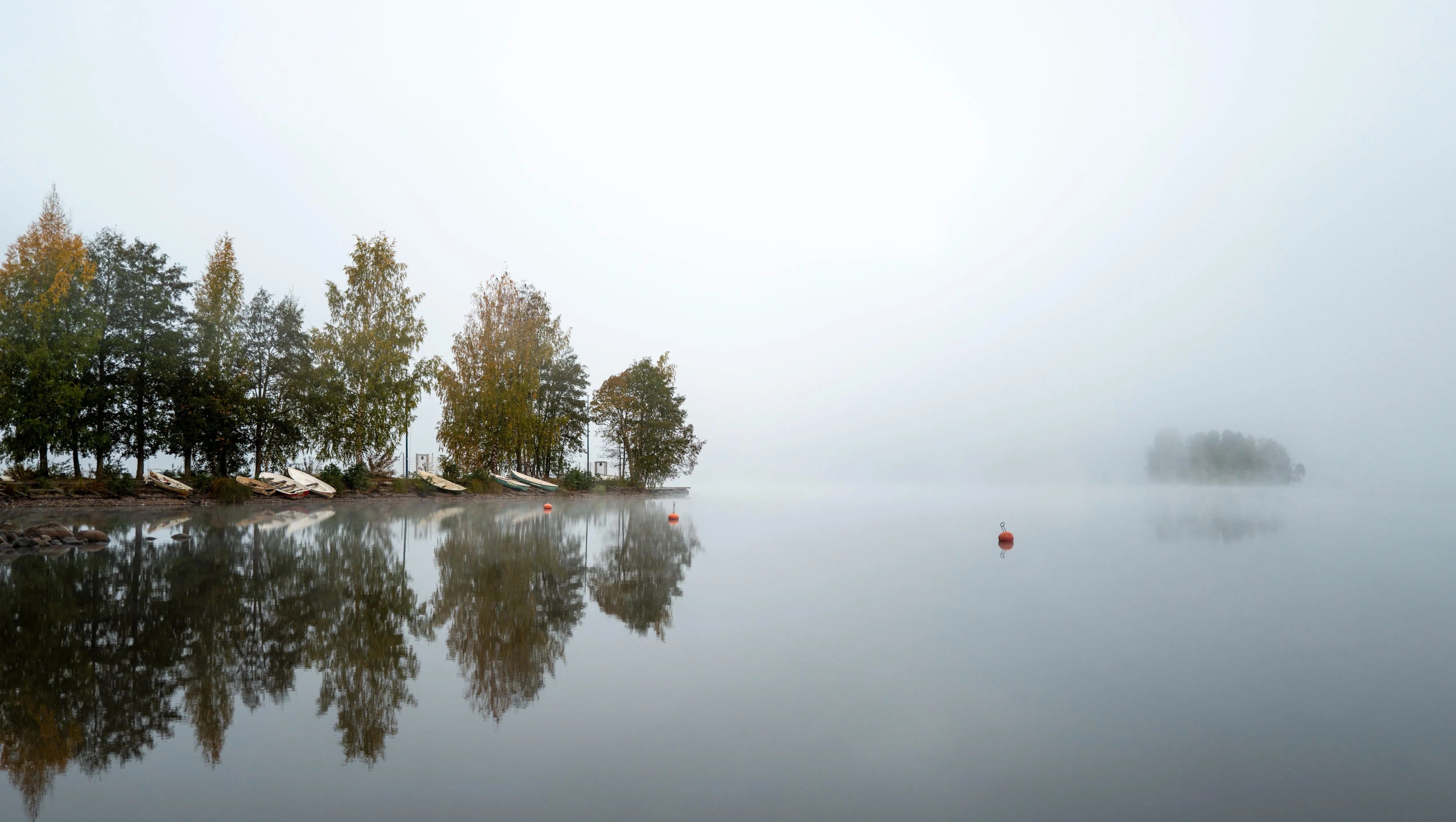 自然 风景 树木 船 河流 浮标 大雾 岩石 倒影 4K壁纸