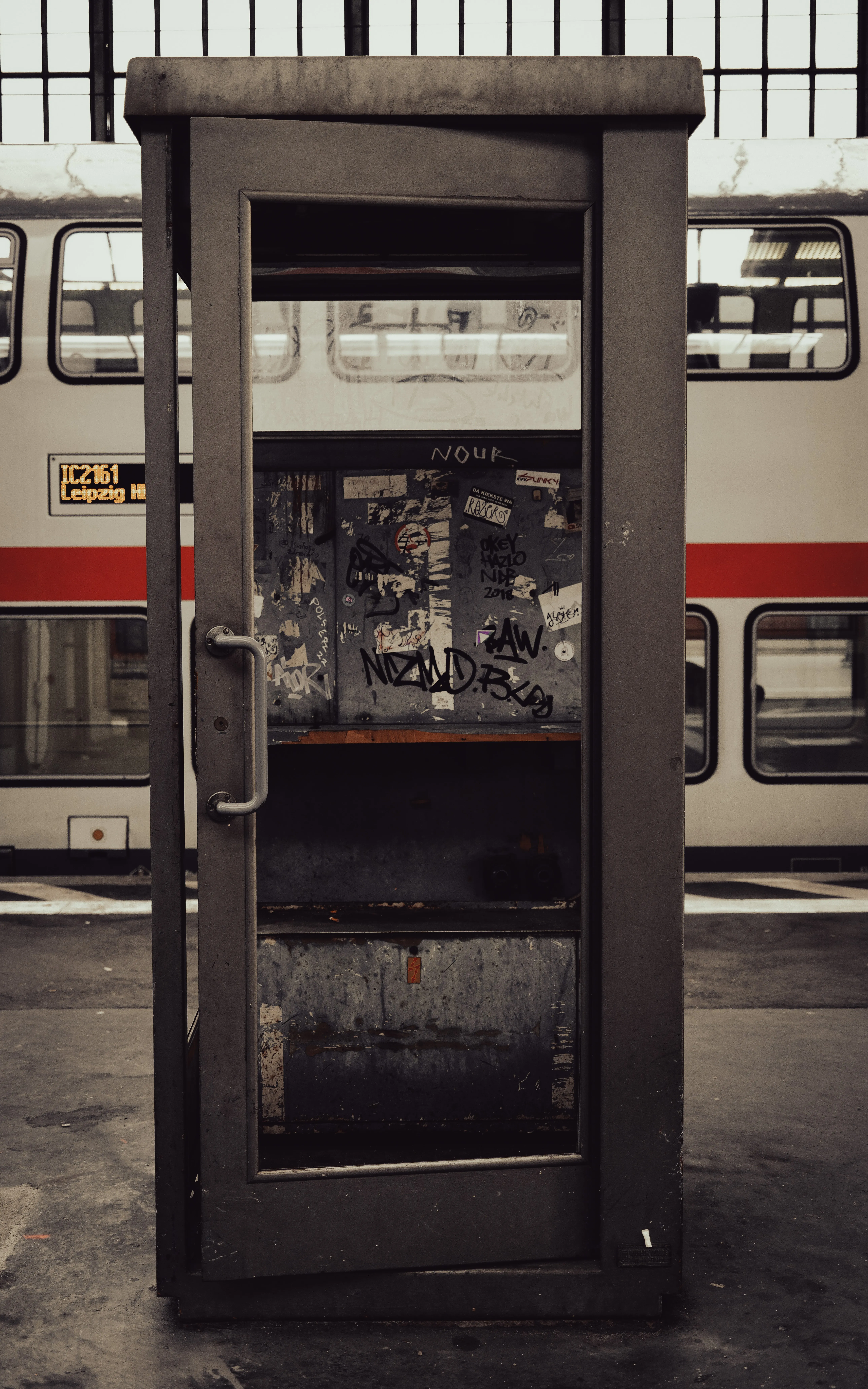 复古 城市 衰败 涂鸦 废弃 电话 火车站 工业 肖像 怀旧 景观 车站 极简主义 纹身 公共电话 手机壁纸 4K壁纸