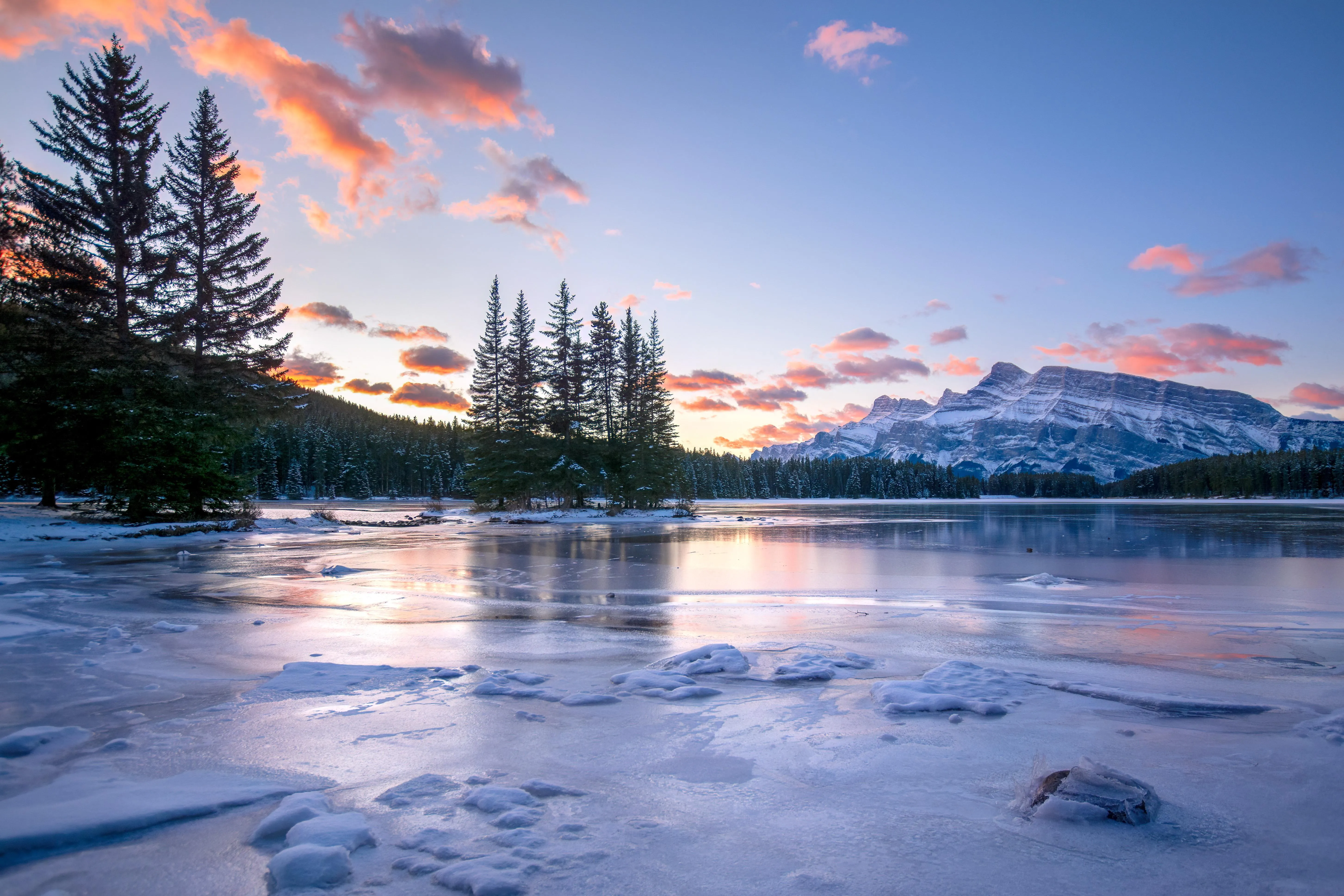 冰雪 冬天 自然 森林 天空 日落 山脉 悬崖 云朵 雪白 湖泊 景观 阳光 树木 倒影 水面 4K壁纸
