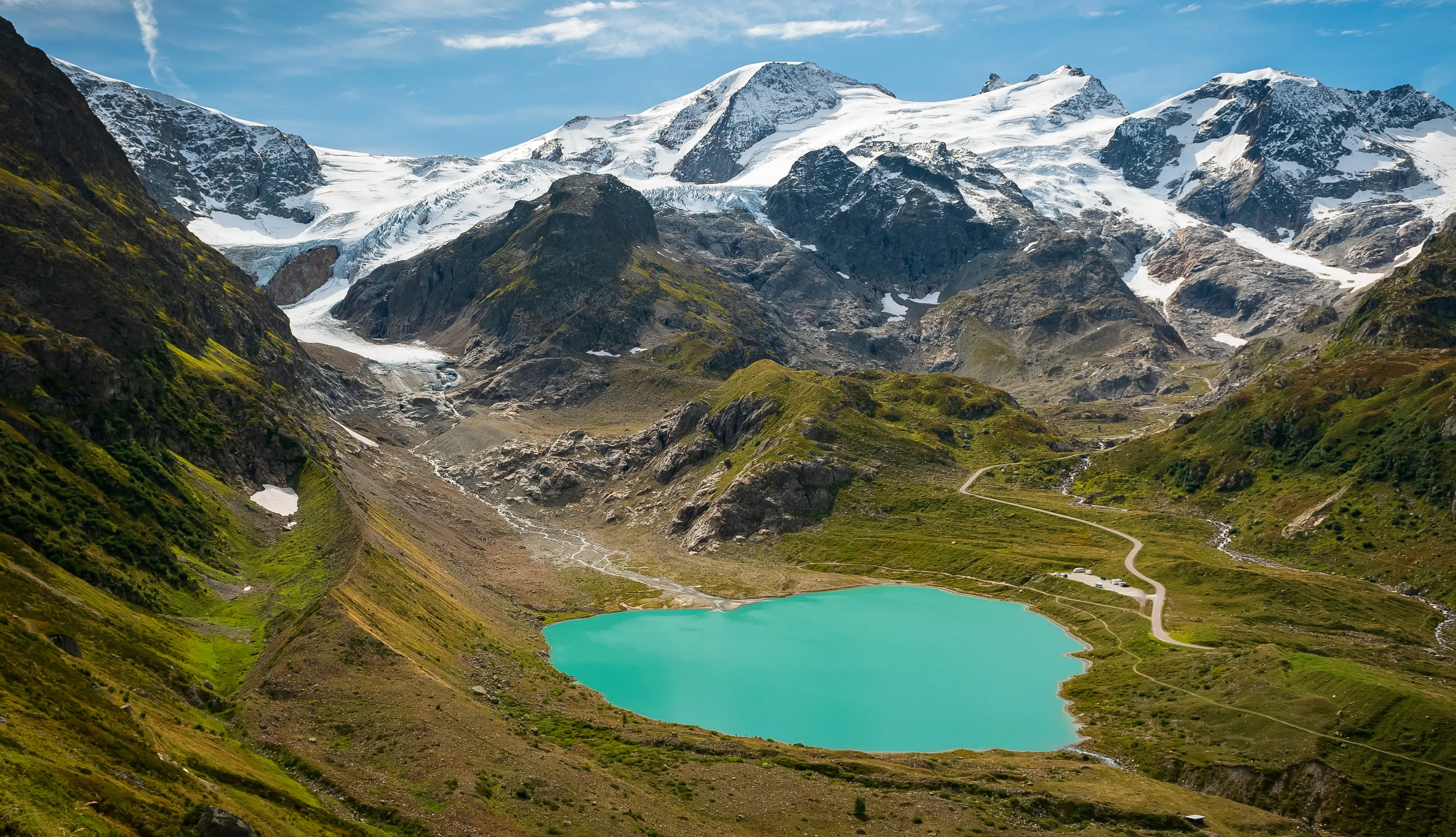 自然 风景 山脉 云朵 天空 岩石 草地 湖泊 水面 雪山 4K壁纸