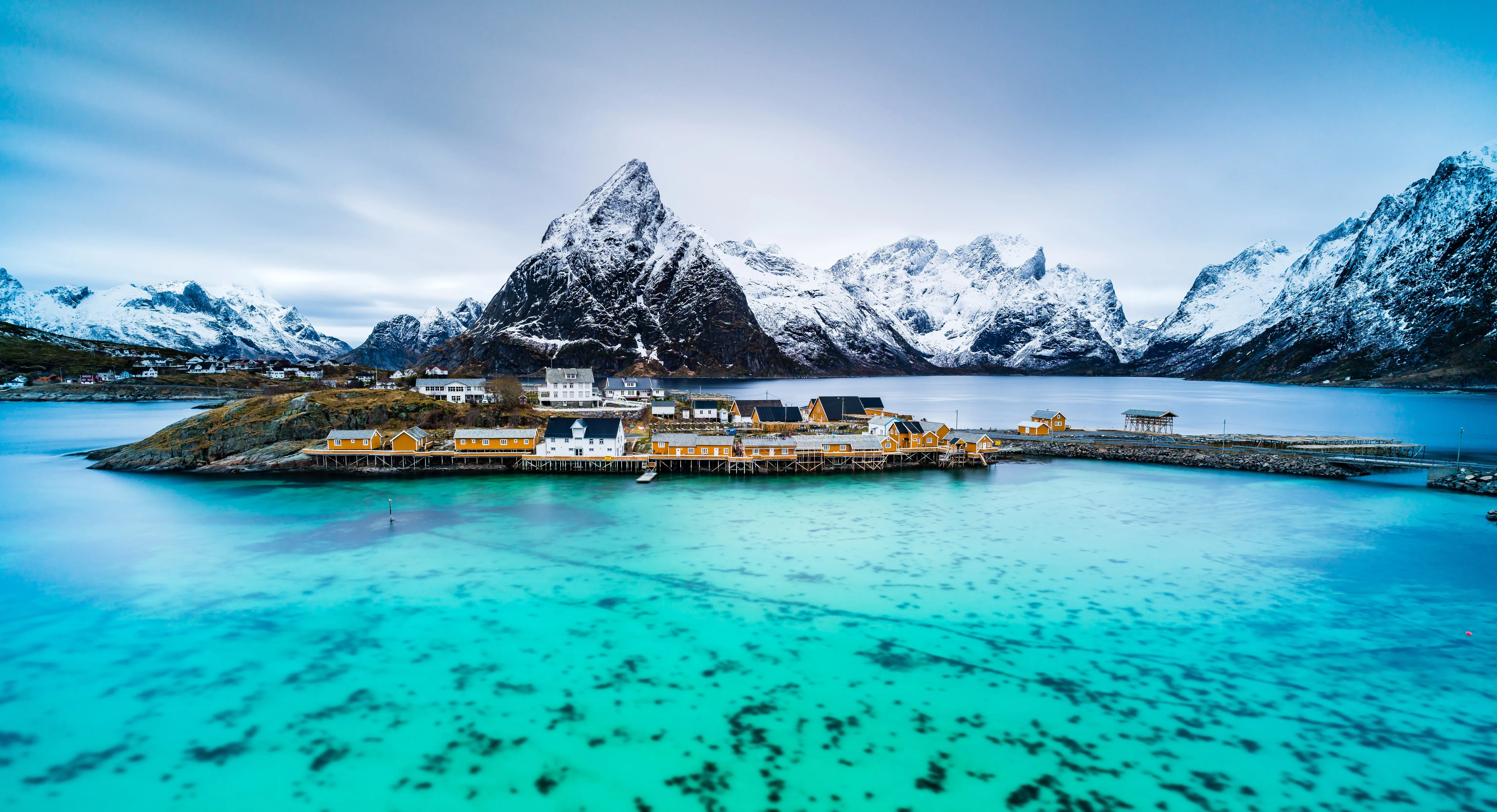 自然 景观 村庄 房屋 山脉 天空 岩石 雪山 冬天 水面 岛屿 海边 4K壁纸