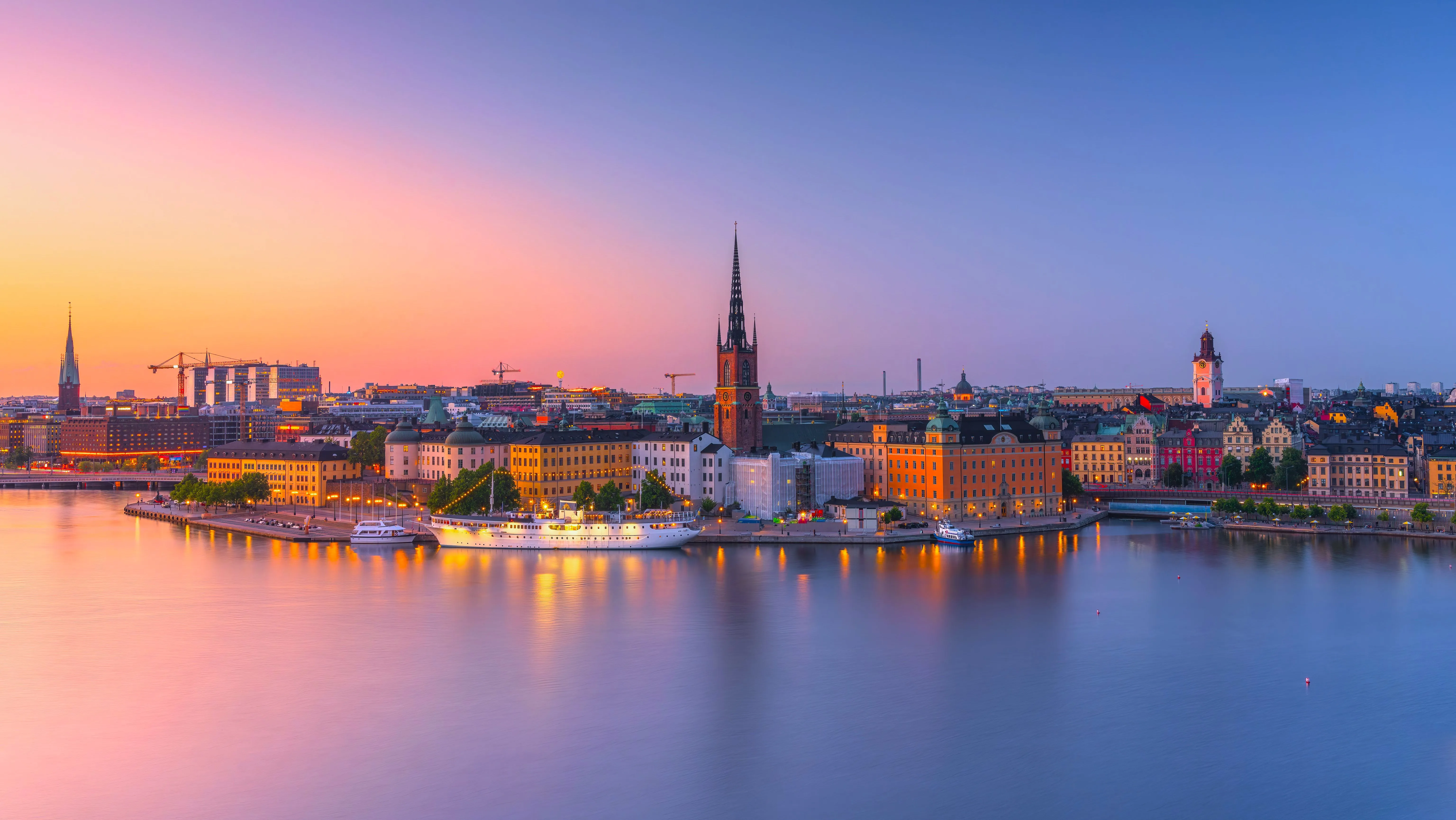 水 天空 渡轮 船灯 光 日落 城市 景观 建筑 阳光 4K壁纸