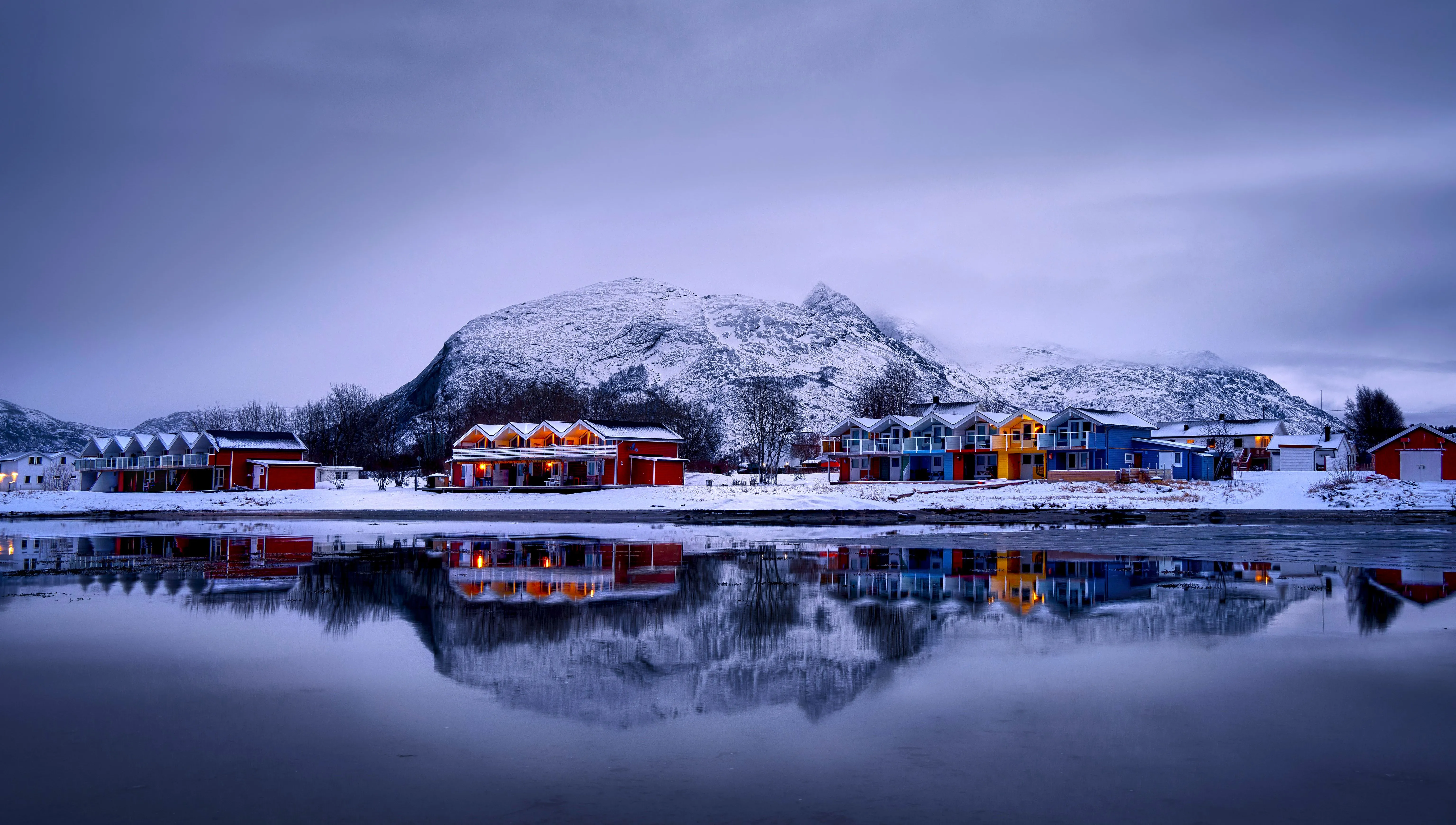 自然 景观 水 树木 云 房屋 村庄 倒影 雪 冬天 天空 4K壁纸