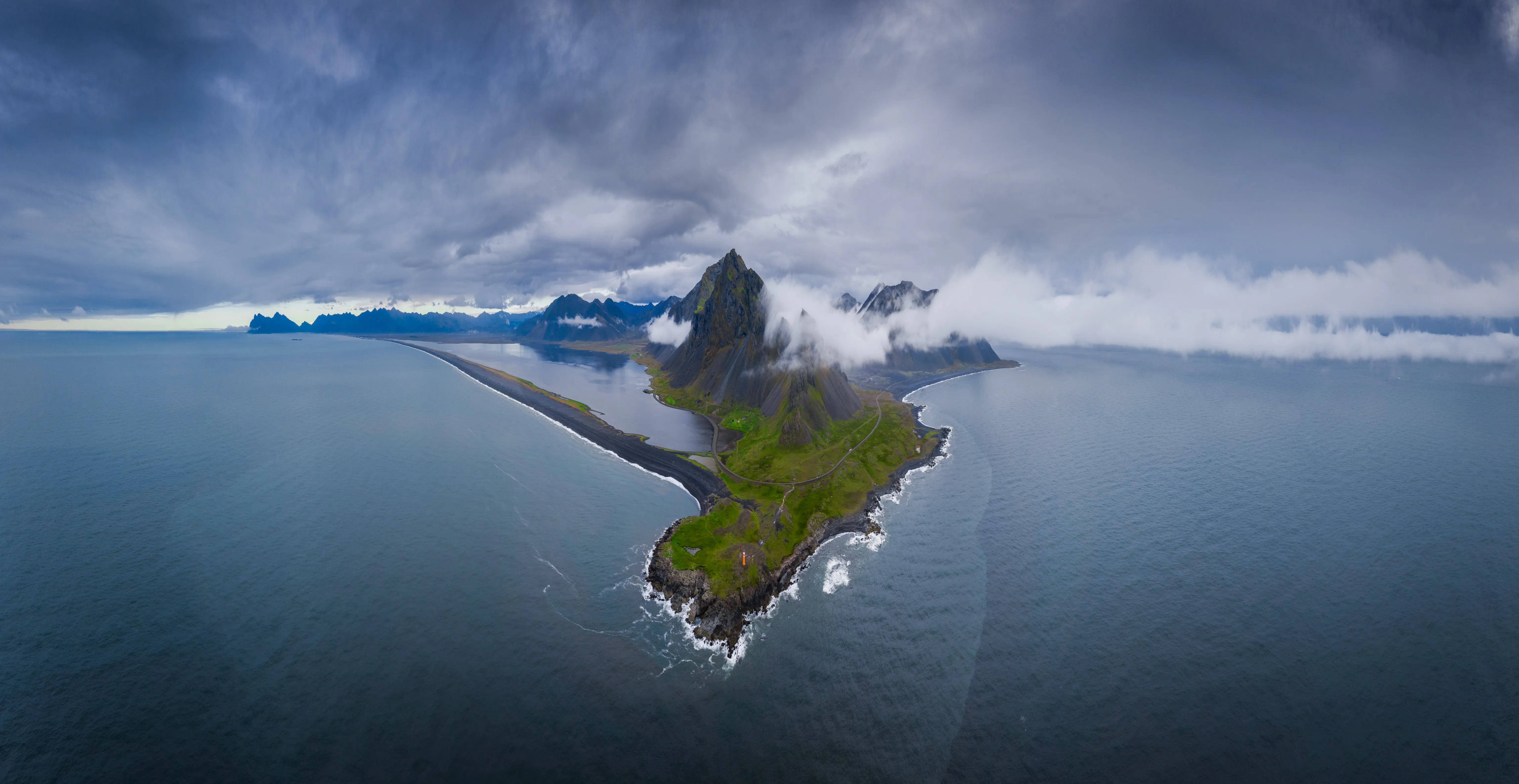自然 风景 云 天空 水 岛屿 远景 海岸 岩石 山脉 雨季 风 阴天 草地 半岛 4K壁纸
