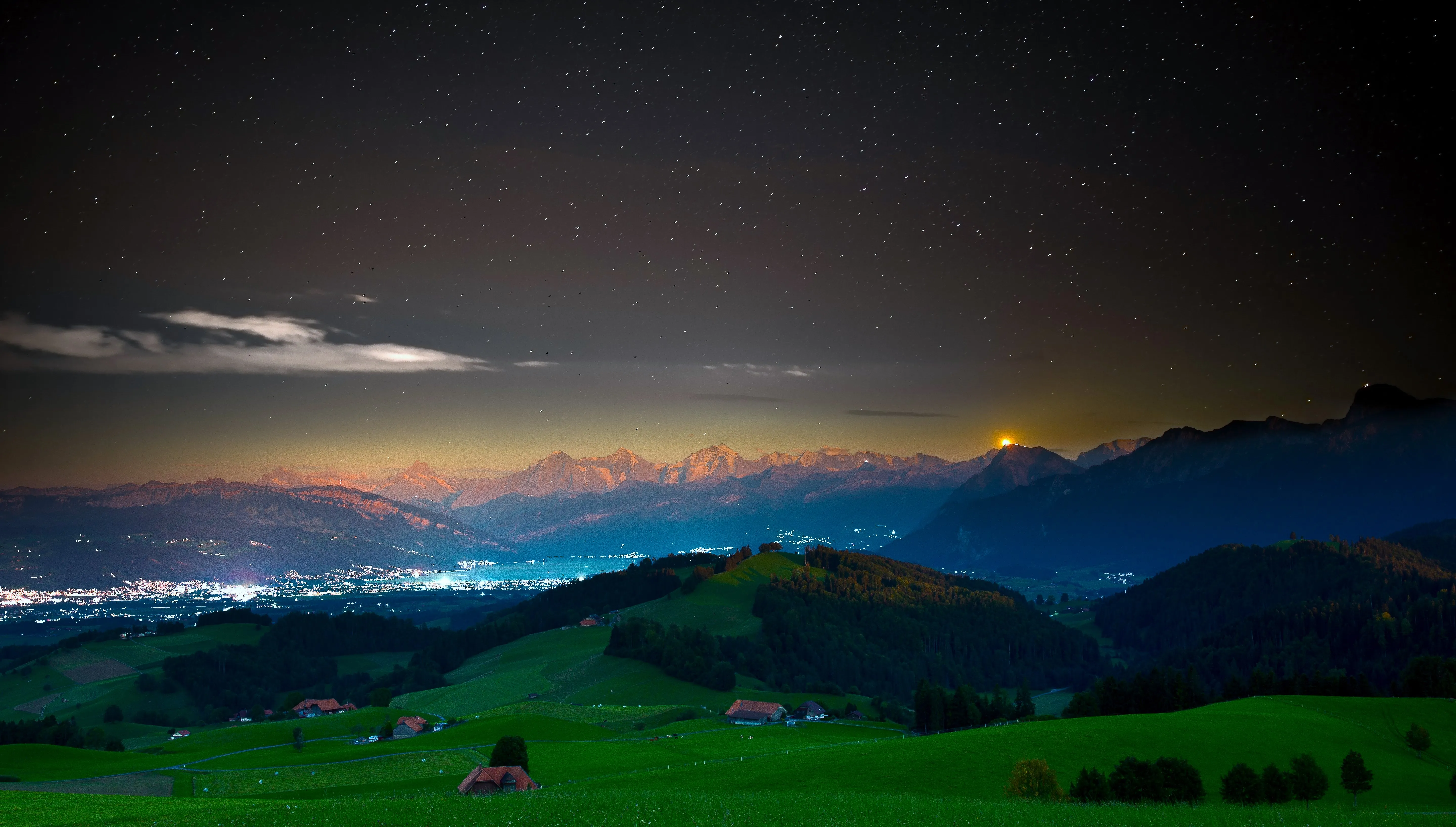 自然 风景 城镇 草 灯光 天空 山脉 树木 森林 房子 夜 云 湖 4K壁纸