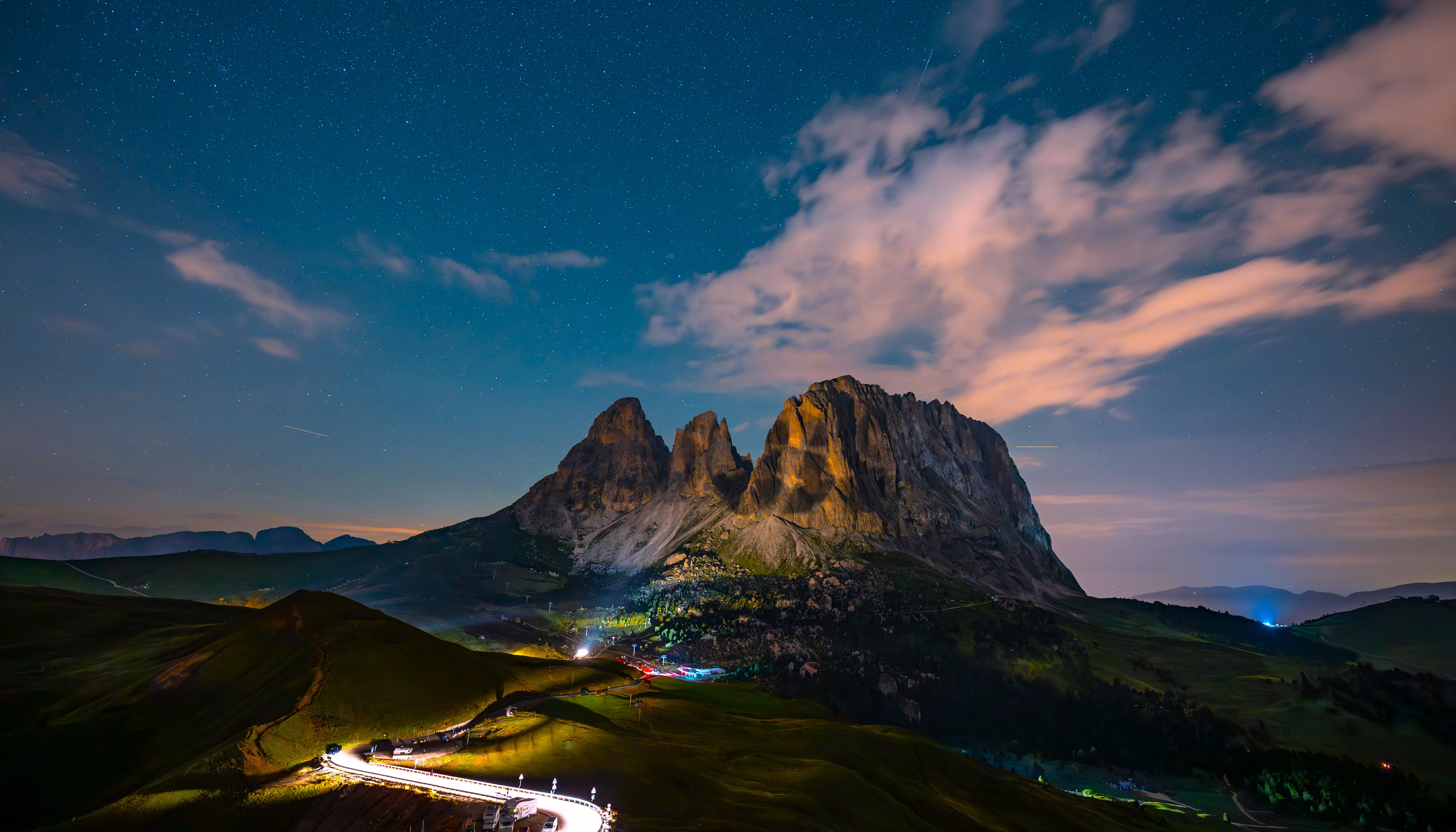 自然 风景 天空 云 山脉 灯光 星星 岩石 草 树木 山丘 道路 夜 4K壁纸