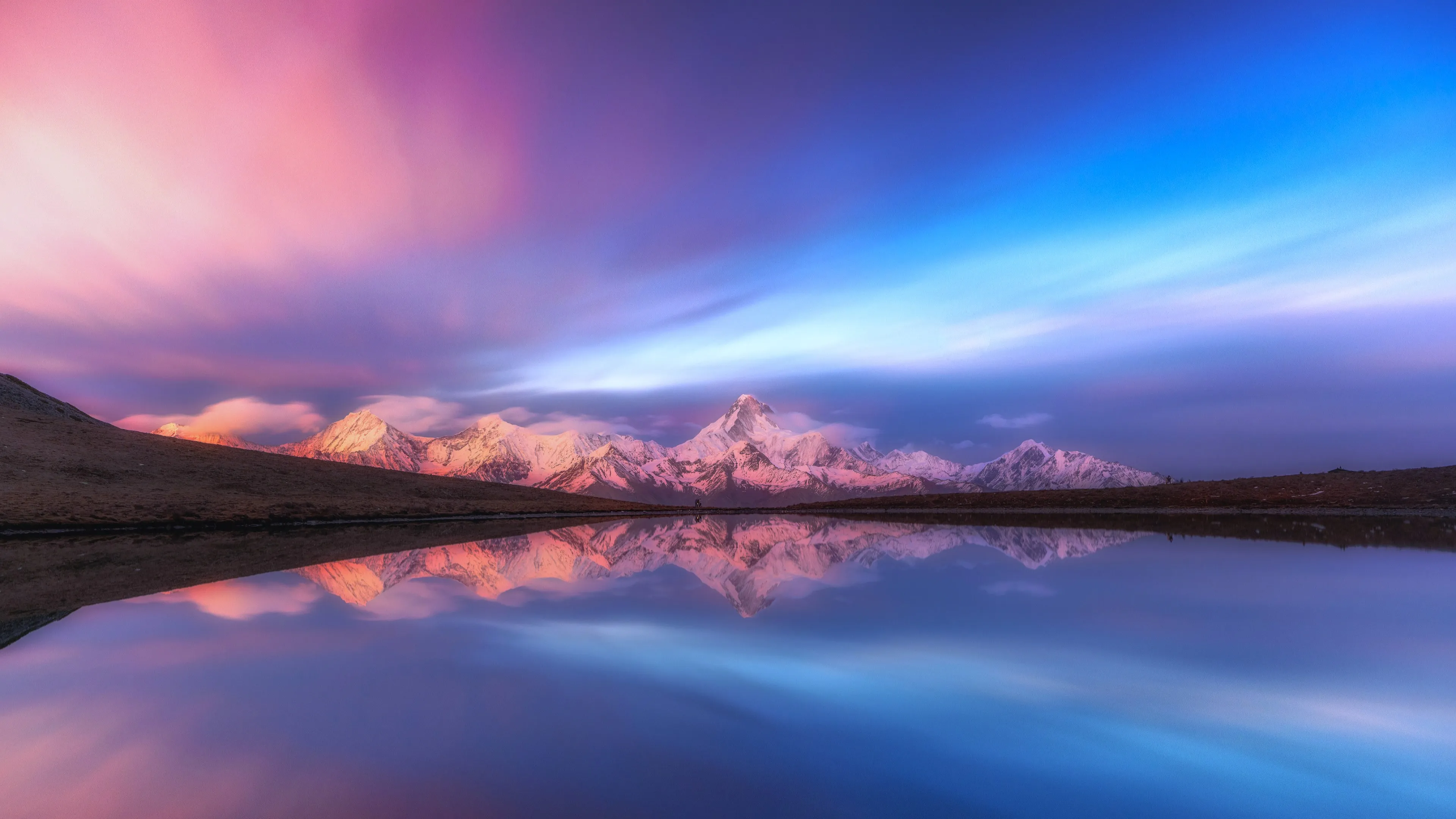 自然 景观 山 水 倒影 雪 云 天空 草 4K壁纸