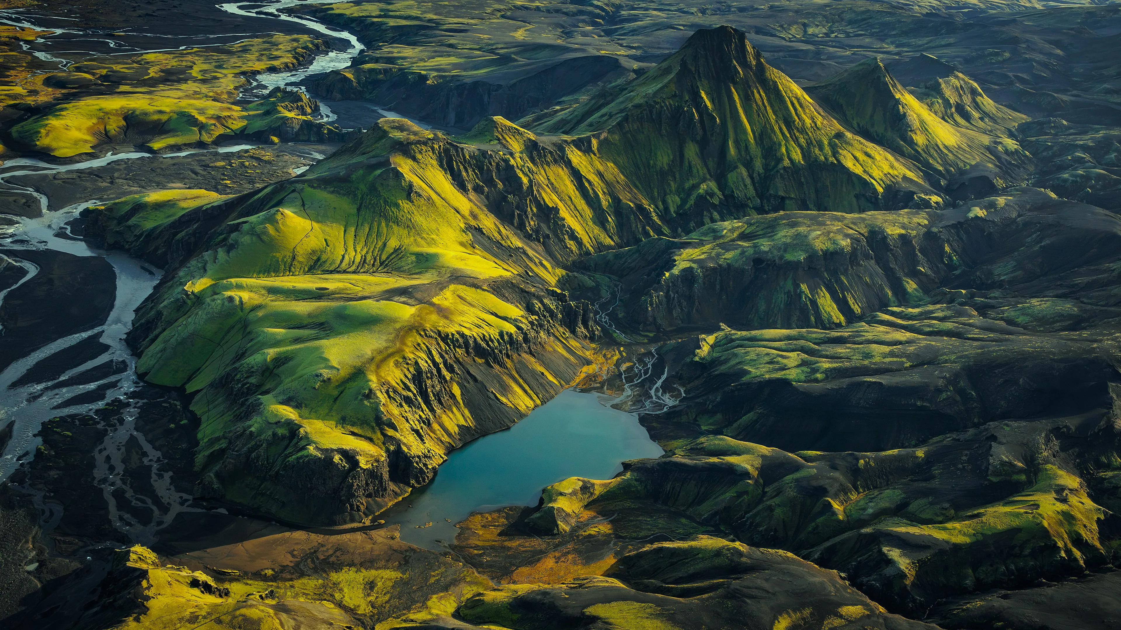 自然 景观 水 湖 山 丘陵 草 河 黑沙 4K壁纸