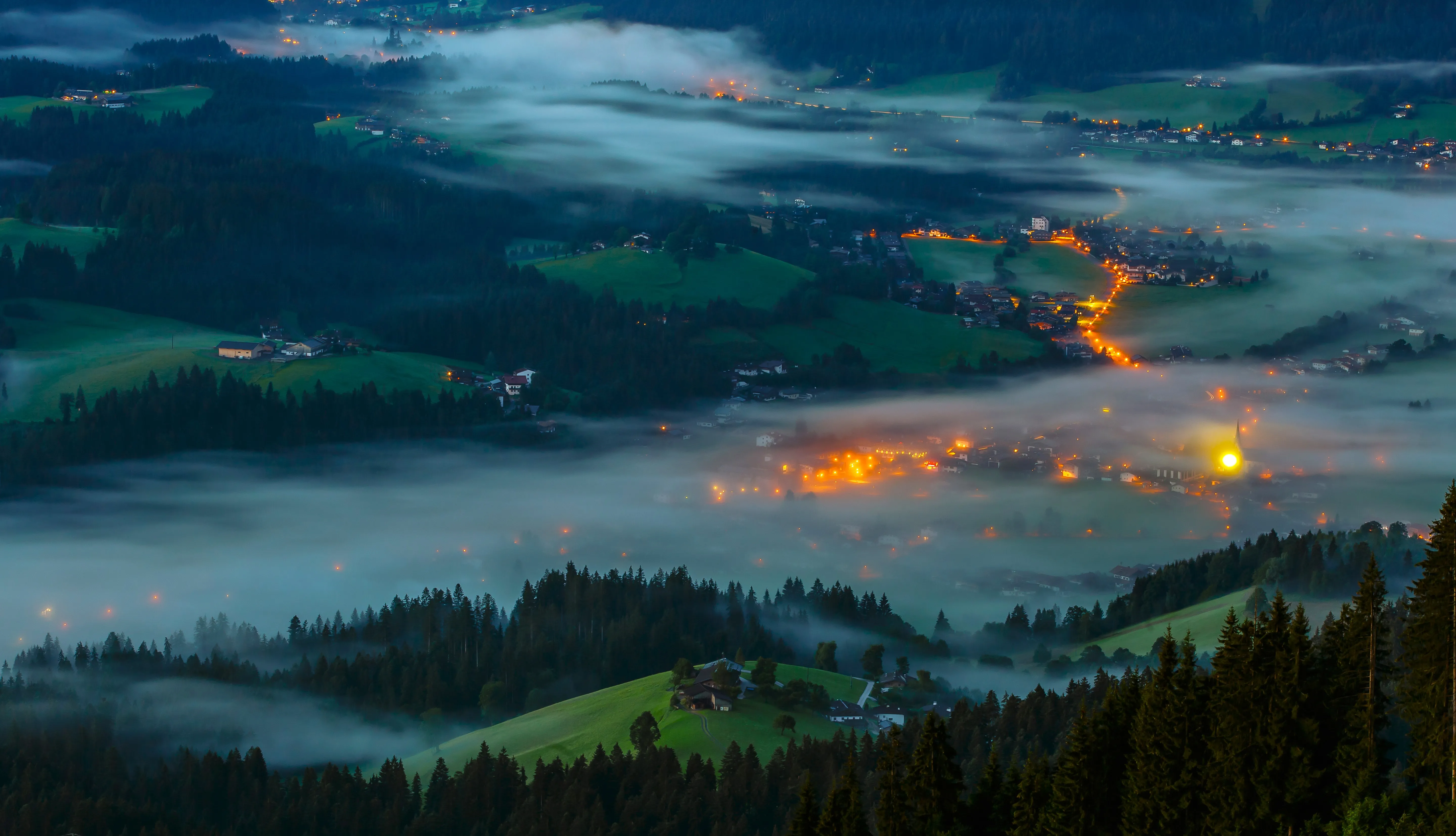 自然 景观 树木 森林 灯光 村庄 房屋 山丘 云海 雾 4K壁纸