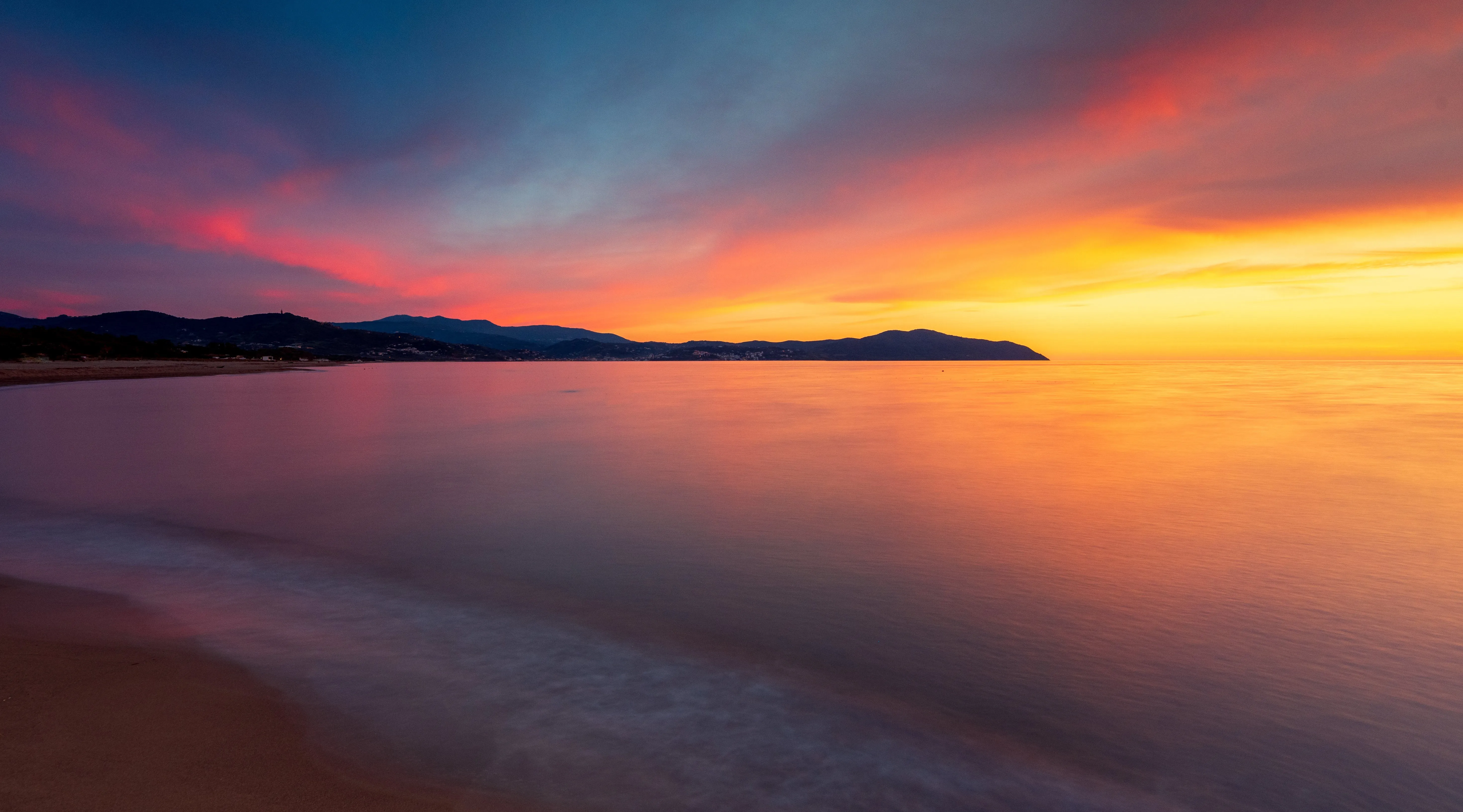 自然 景观 沙子 海滩 山脉 远景 云 天空 水 地平线 日落 4K壁纸