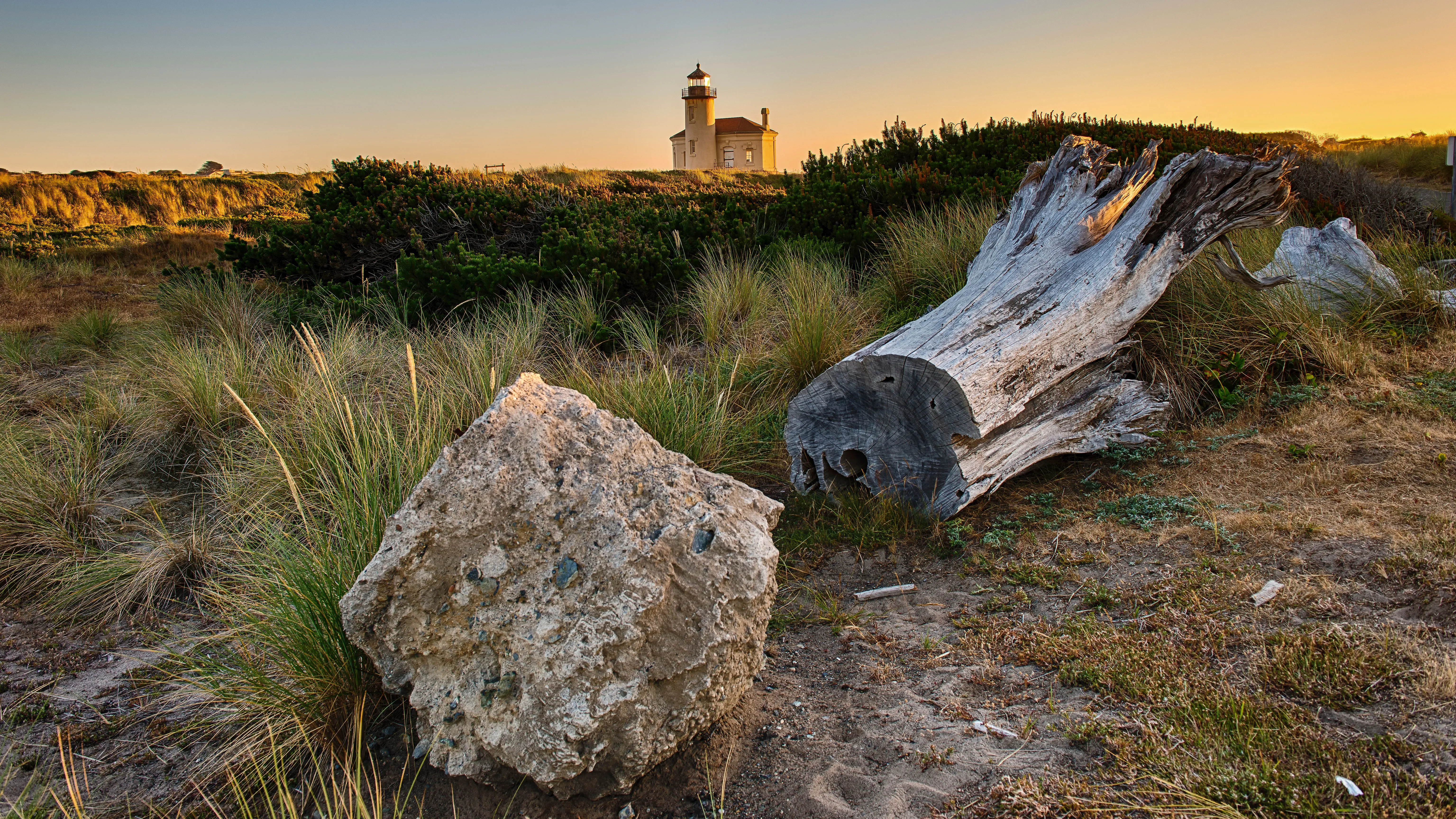 摄影 灯塔 草 风景 日落 余辉 岩石 建筑 地面 4K壁纸