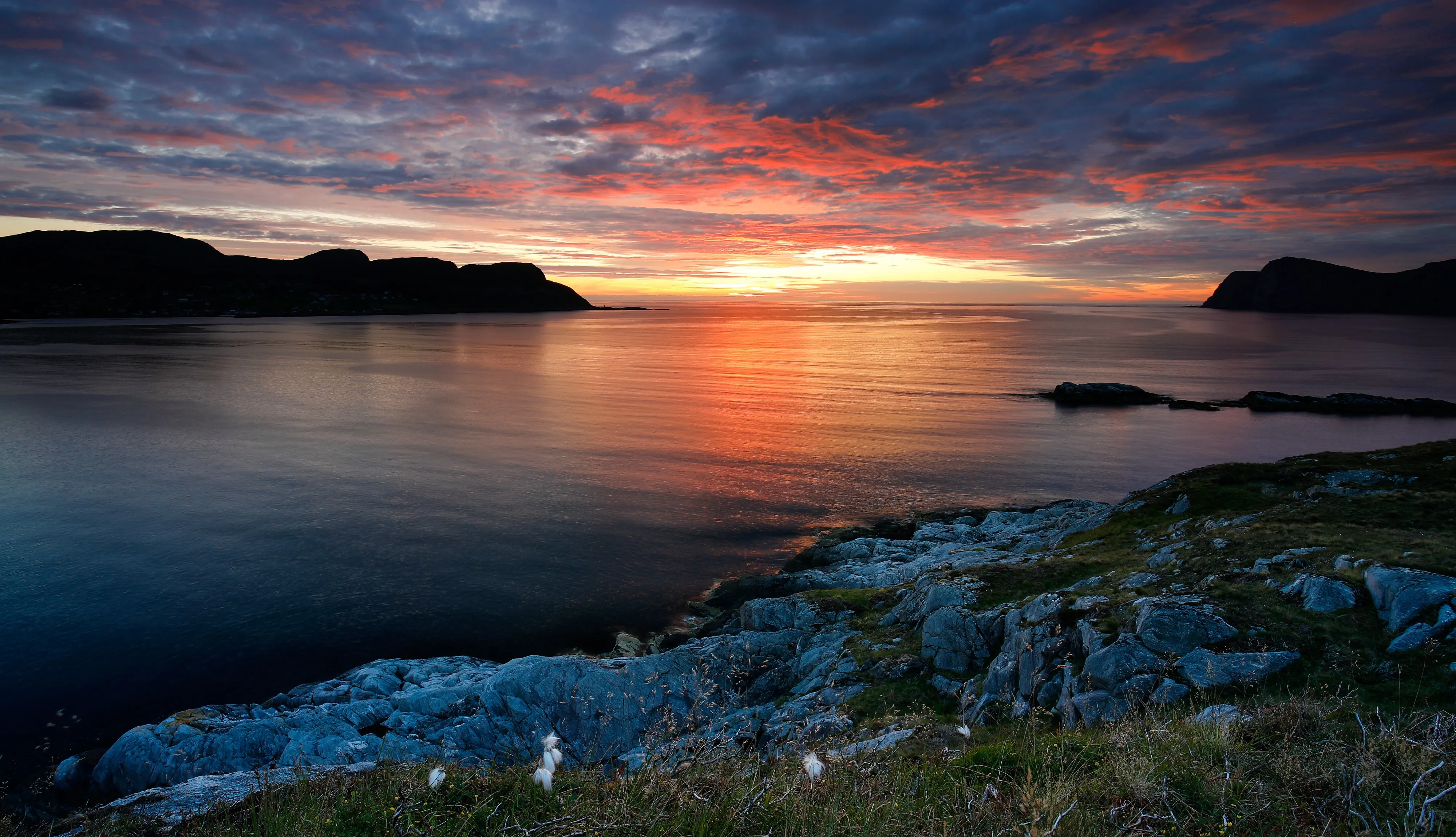 自然 风景 天空 云 岩石 草 水 海 山 地平线 红色云 远景 弱光 4K壁纸