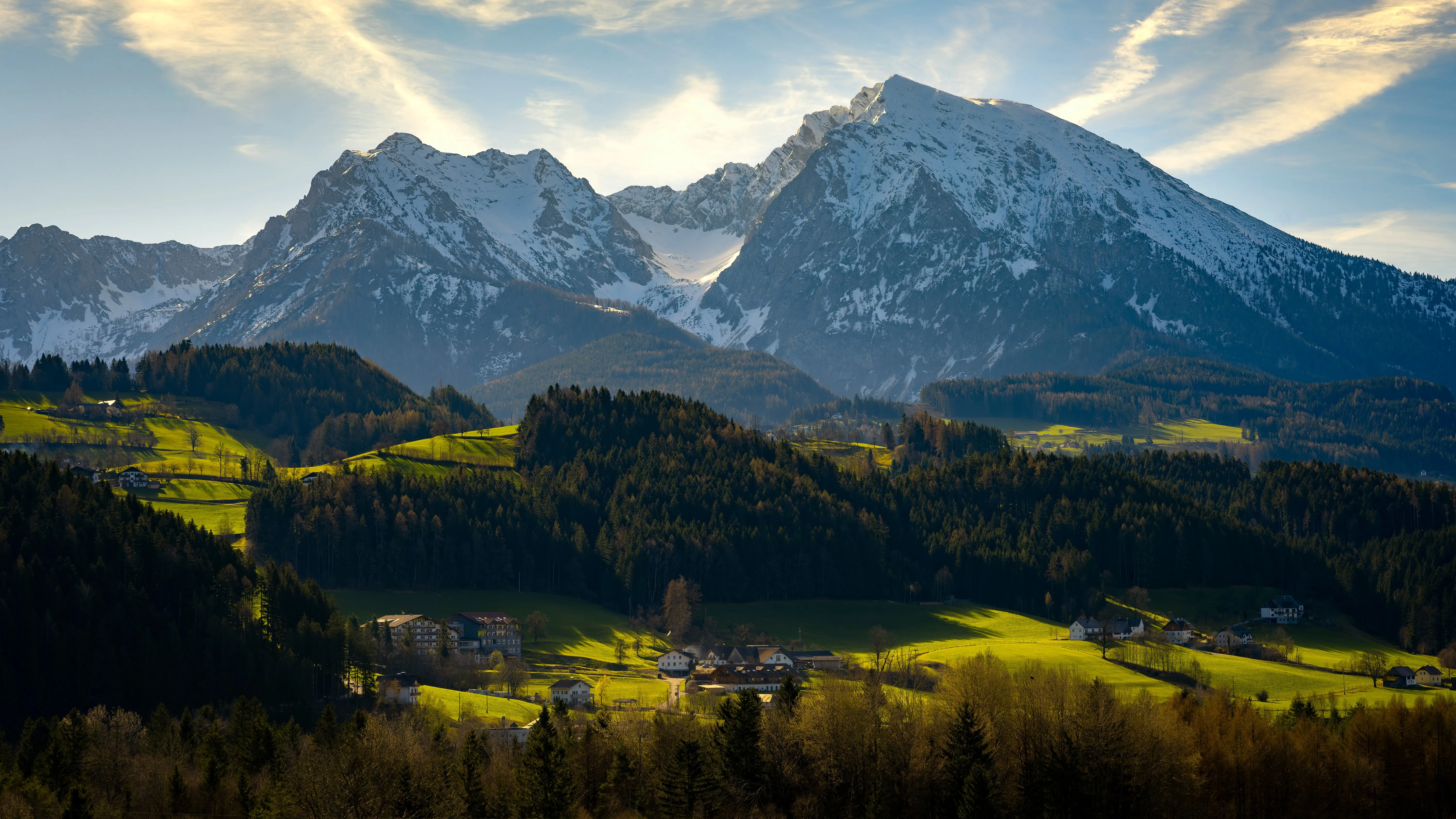 自然 景观 树木 森林 天空 云 阳光 房屋 建筑 山 雪 草 山丘 村庄 4K壁纸