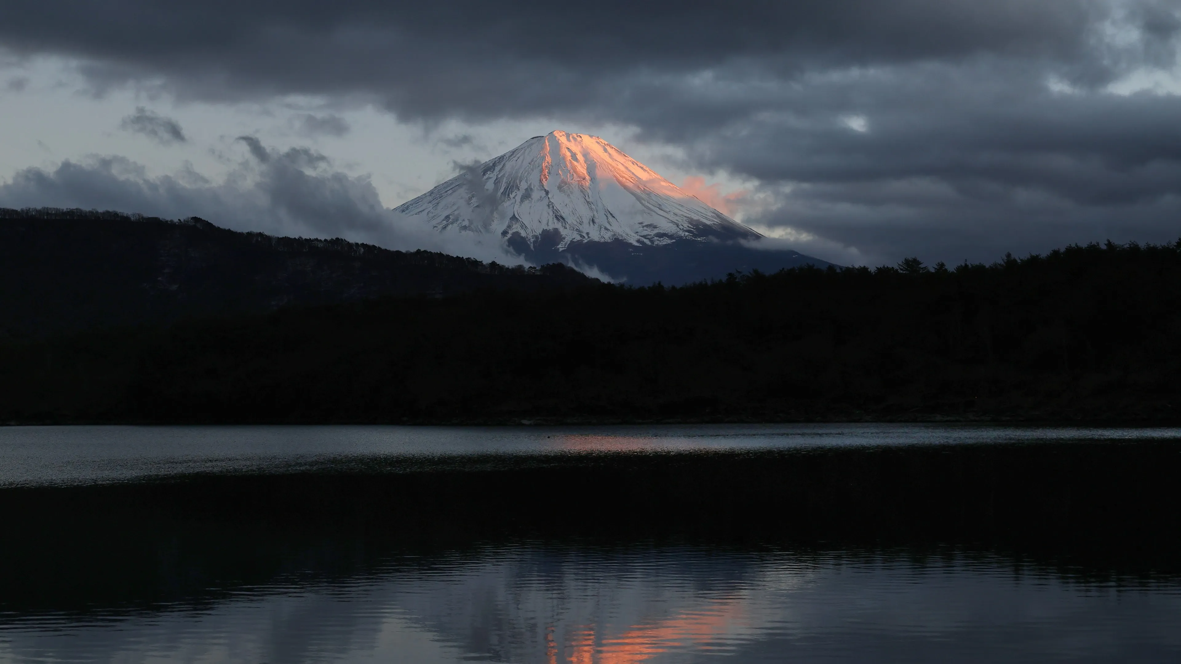 自然  风景 山 云 树 水 湖水 涟漪 雪山 4K壁纸
