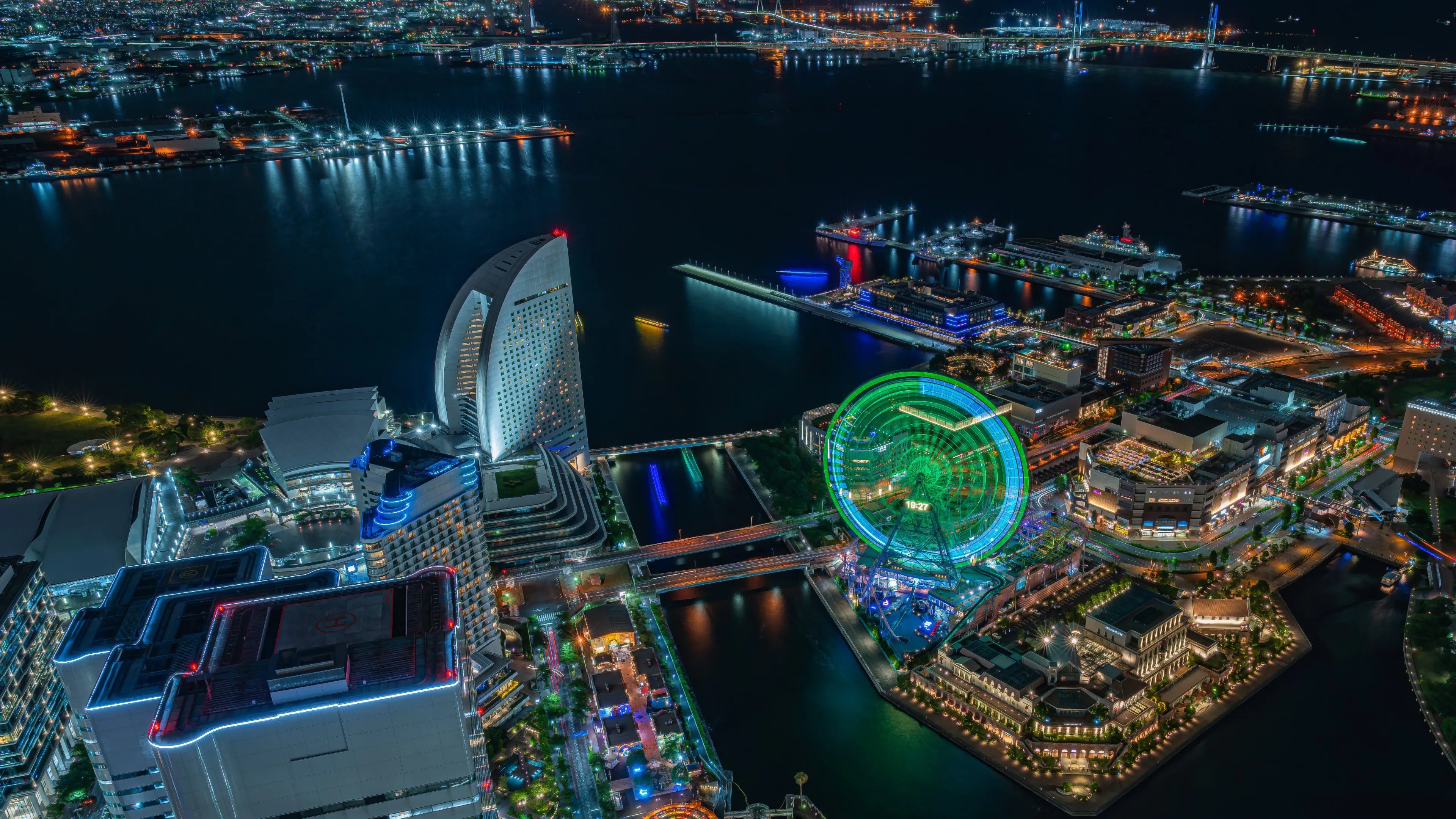 景观 城市 天际线 夜晚 灯光 水 树木 码头 远景 无人机 照片 摩天轮 夜景 4K壁纸