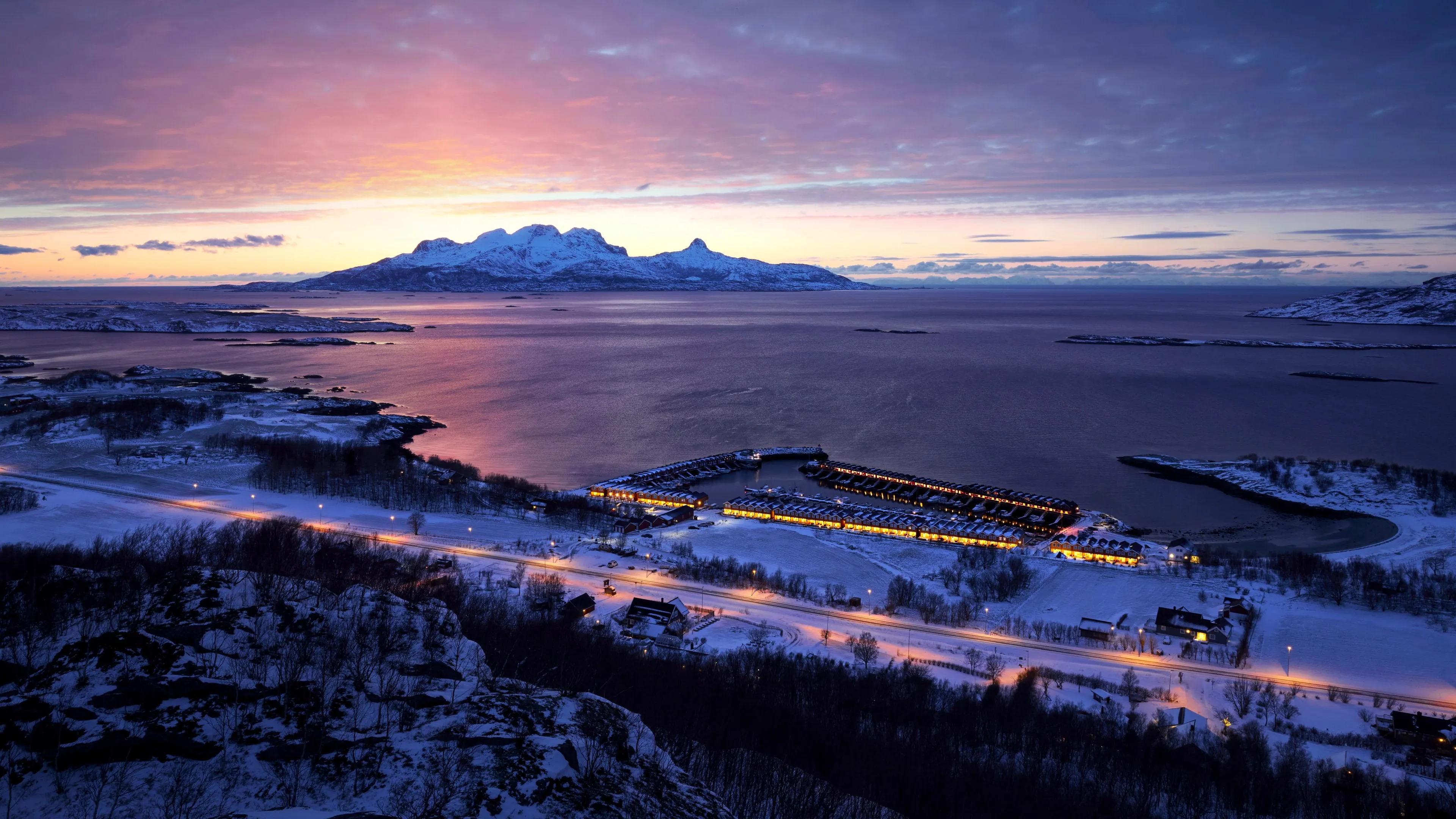自然 风景 云 天空 树木 雪 冬天 道路 灯光 码头 山脉 远景 海 挪威 房子 汽车 船 4K壁纸