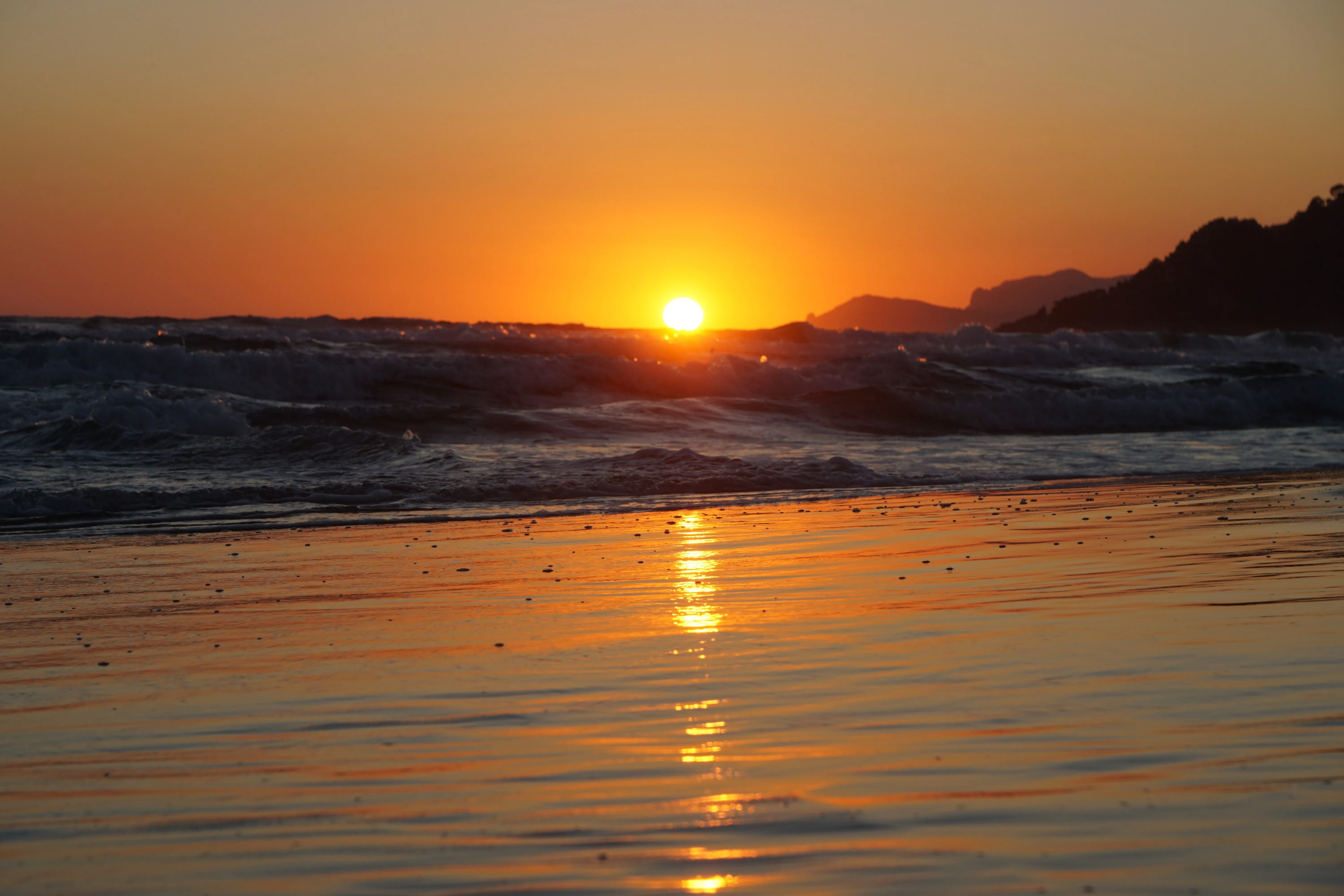 海滩 水 日落 夕阳 辉光 山脉 悬崖 海浪 景深 地平线 电脑壁纸 4K壁纸