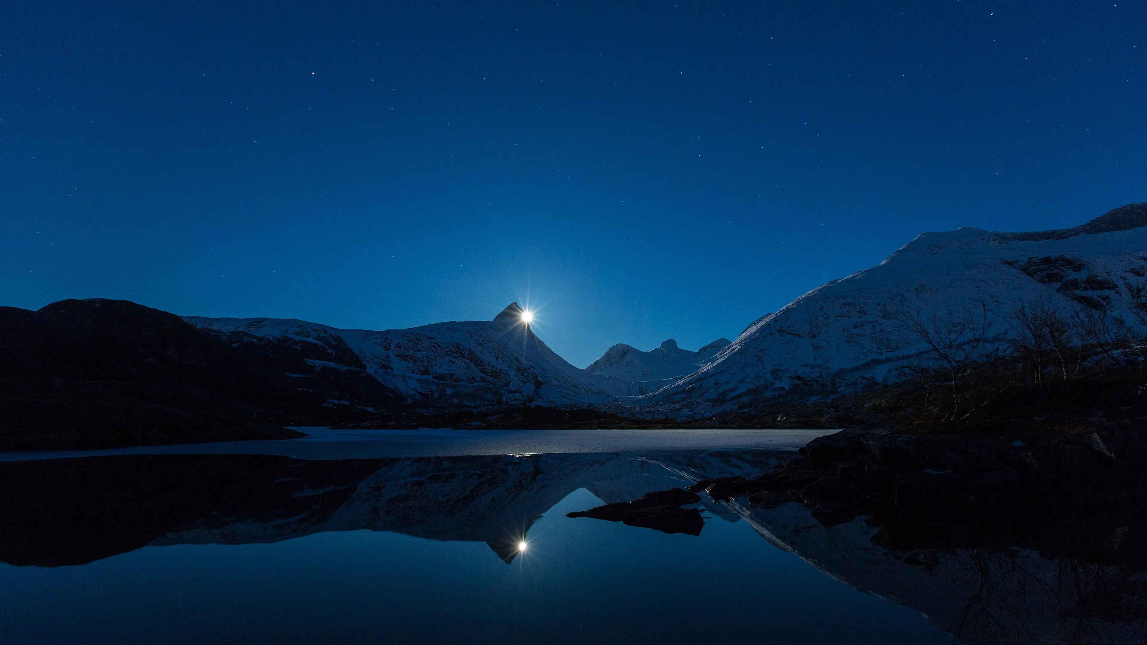 自然 风景 晴朗 天空 夜晚 雪 冬天 山 湖 月亮 月光  电脑壁纸 4K壁纸
