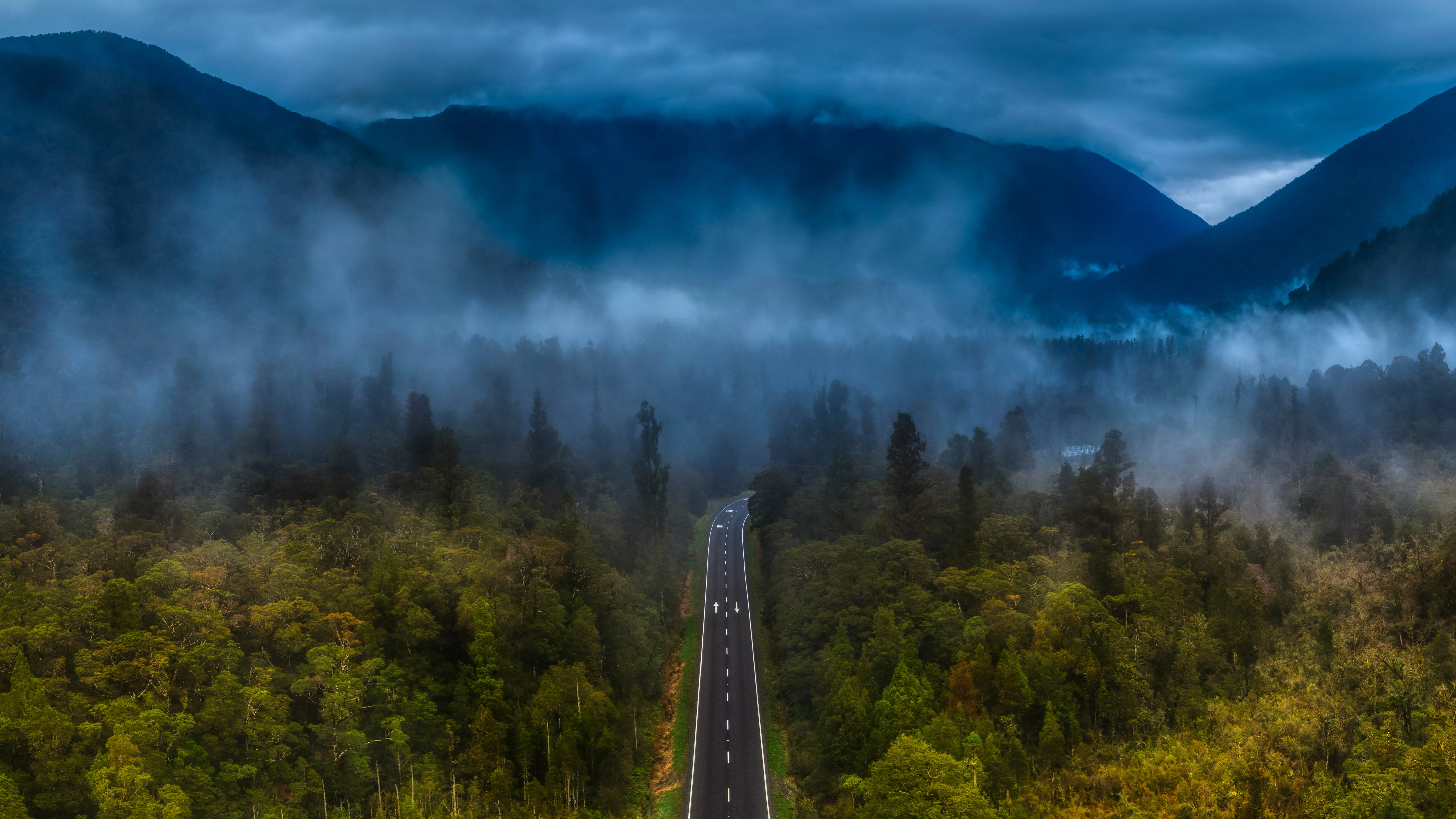 摄影 风景 森林 山脉 薄雾 道路 8K壁纸