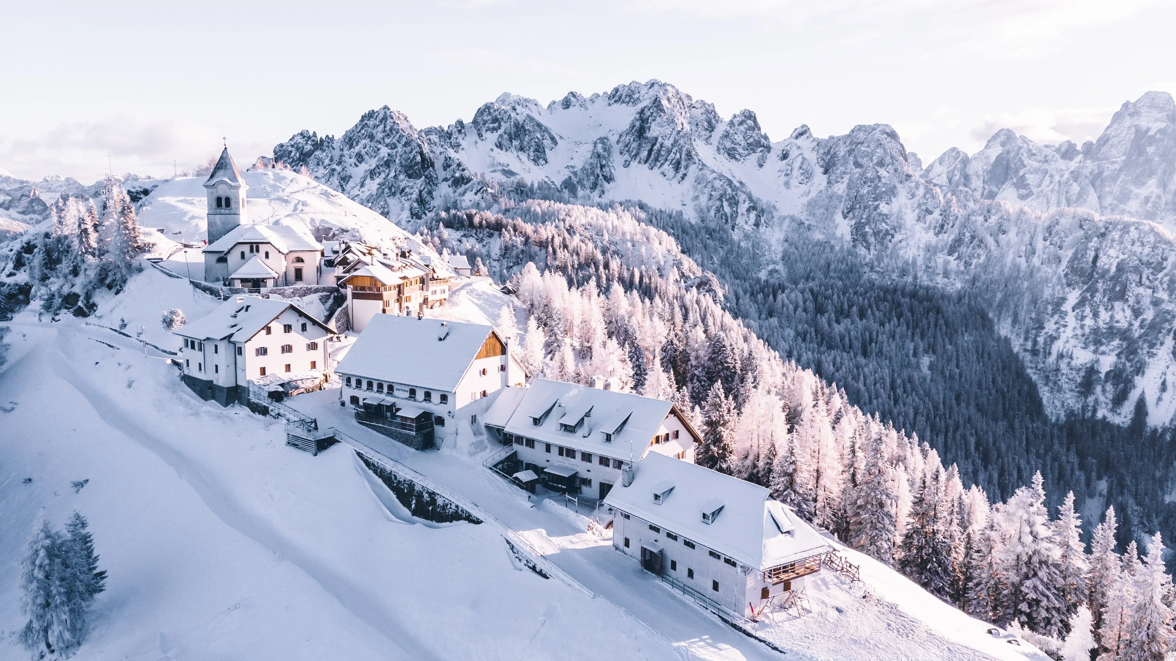 自然 风景 山脉 房屋 村庄 雪 树木 晴朗 天空 雪山 4K壁纸