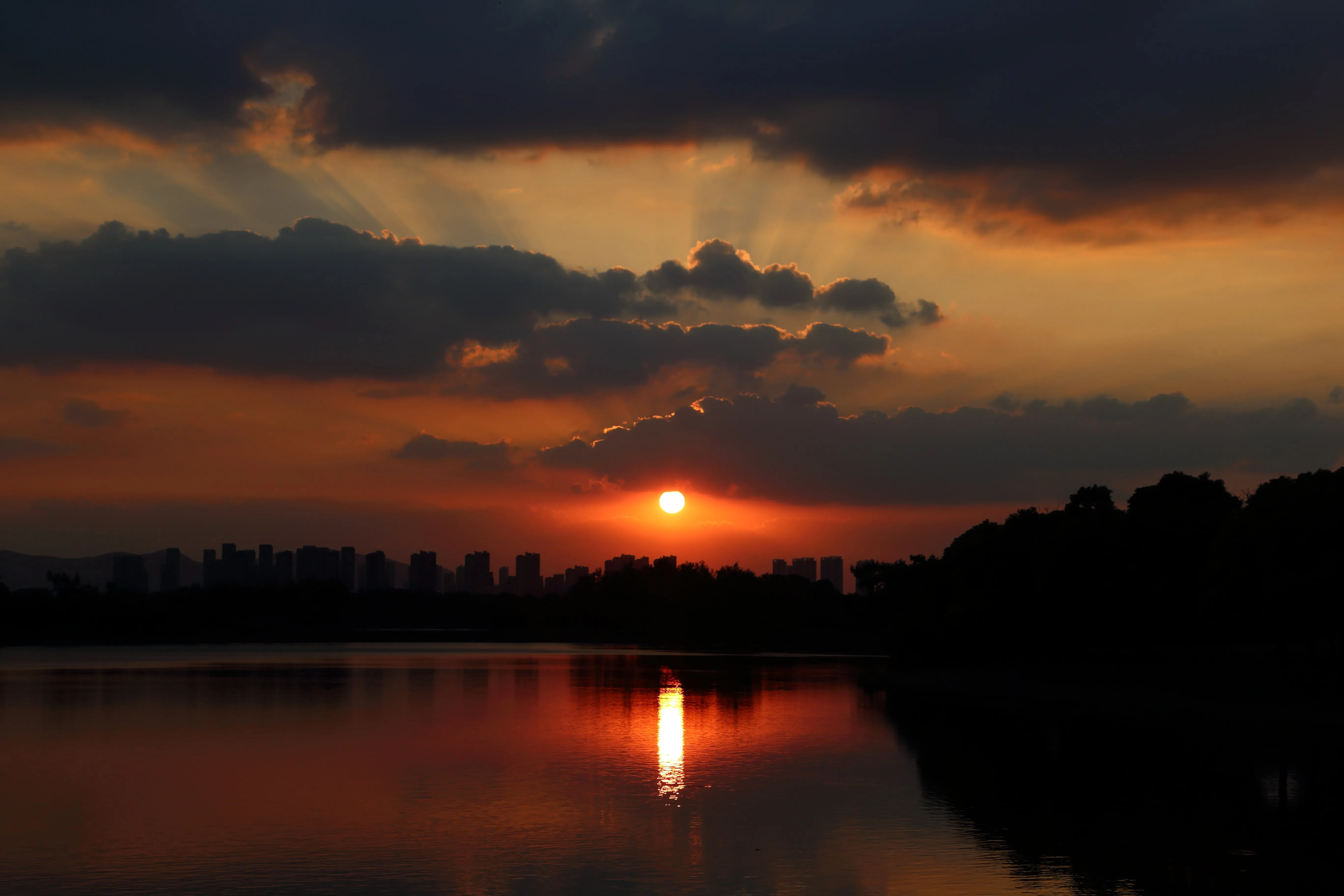 阳光 夕阳辉光 日落 自然 中国 水 倒影 天际线 城市 风景 4K壁纸