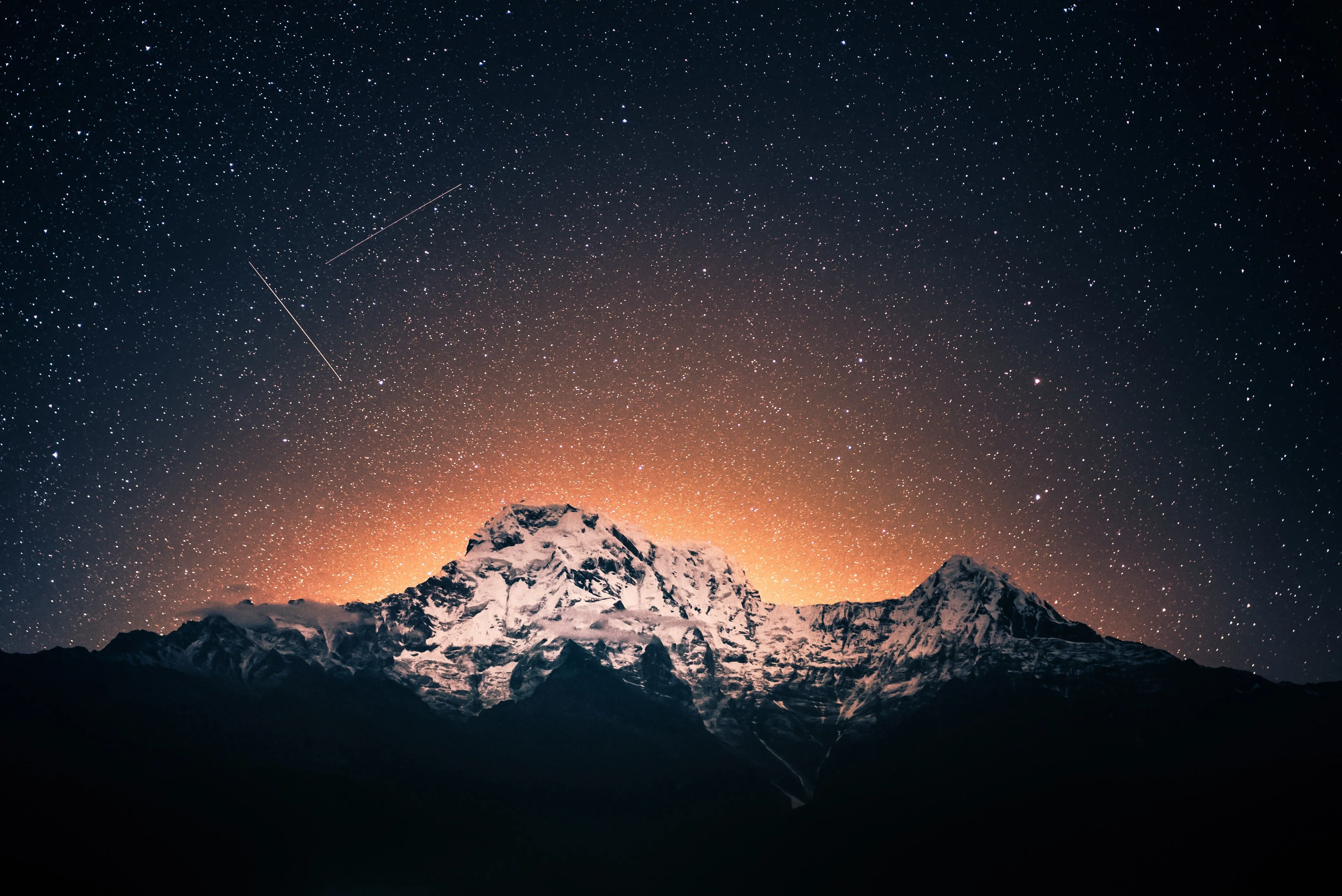 夜晚 天空 夜空 风景 户外 星星 太空 山顶 彗星 橙色 黄昏 山脊 雪 峰 发光 长相 夜景 繁星之夜 喜马拉雅山 4K壁纸
