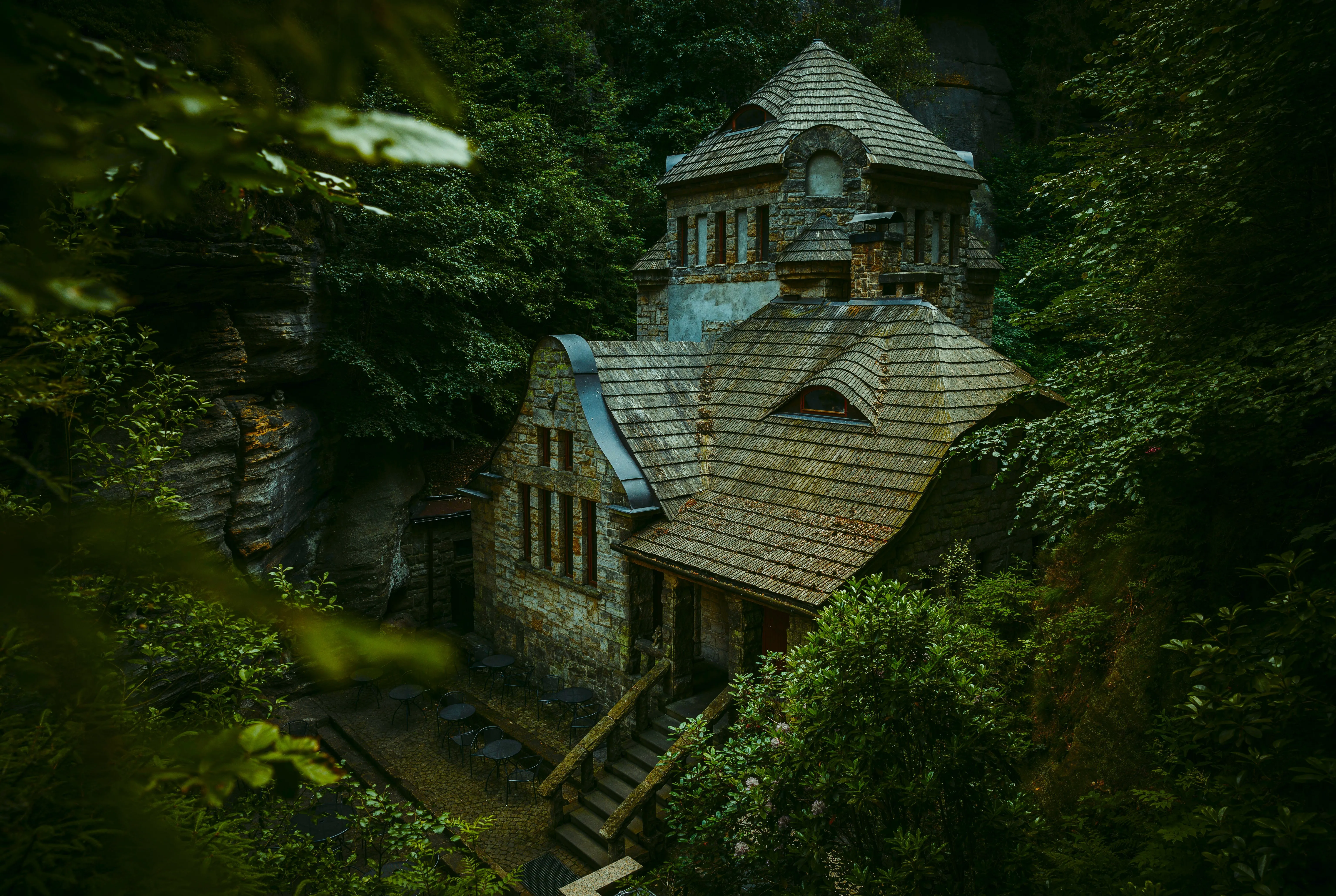 树木 植物 椅子 建筑 老建筑 森林 石头 历史建筑 4K壁纸