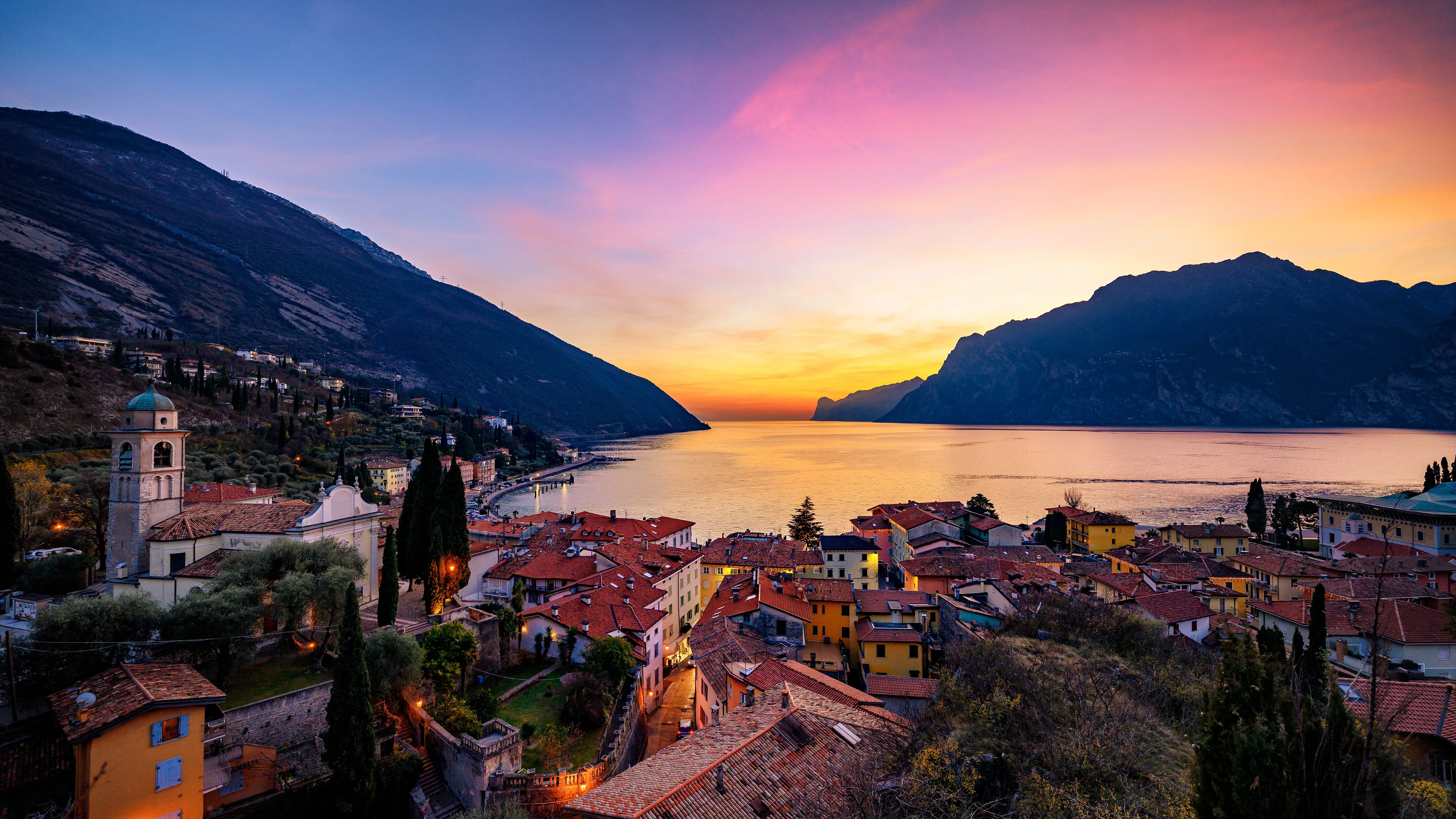 自然 景观 城镇 山脉 天空 云 水 日落 公寓 房屋 建筑 码头 4K壁纸