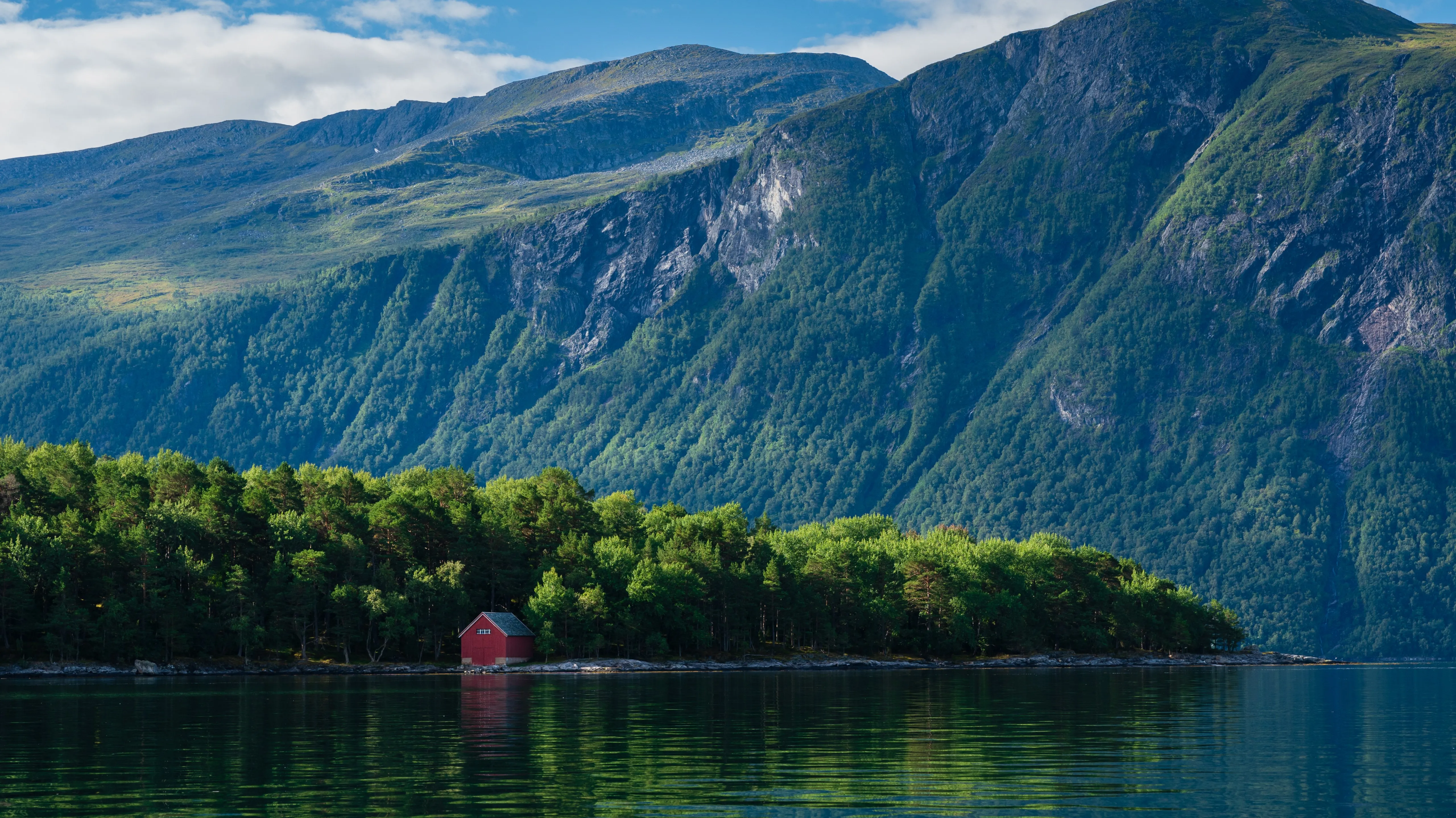 自然 景观 山脉 河流 云 房屋 水 树木 森林 岩石 4K壁纸