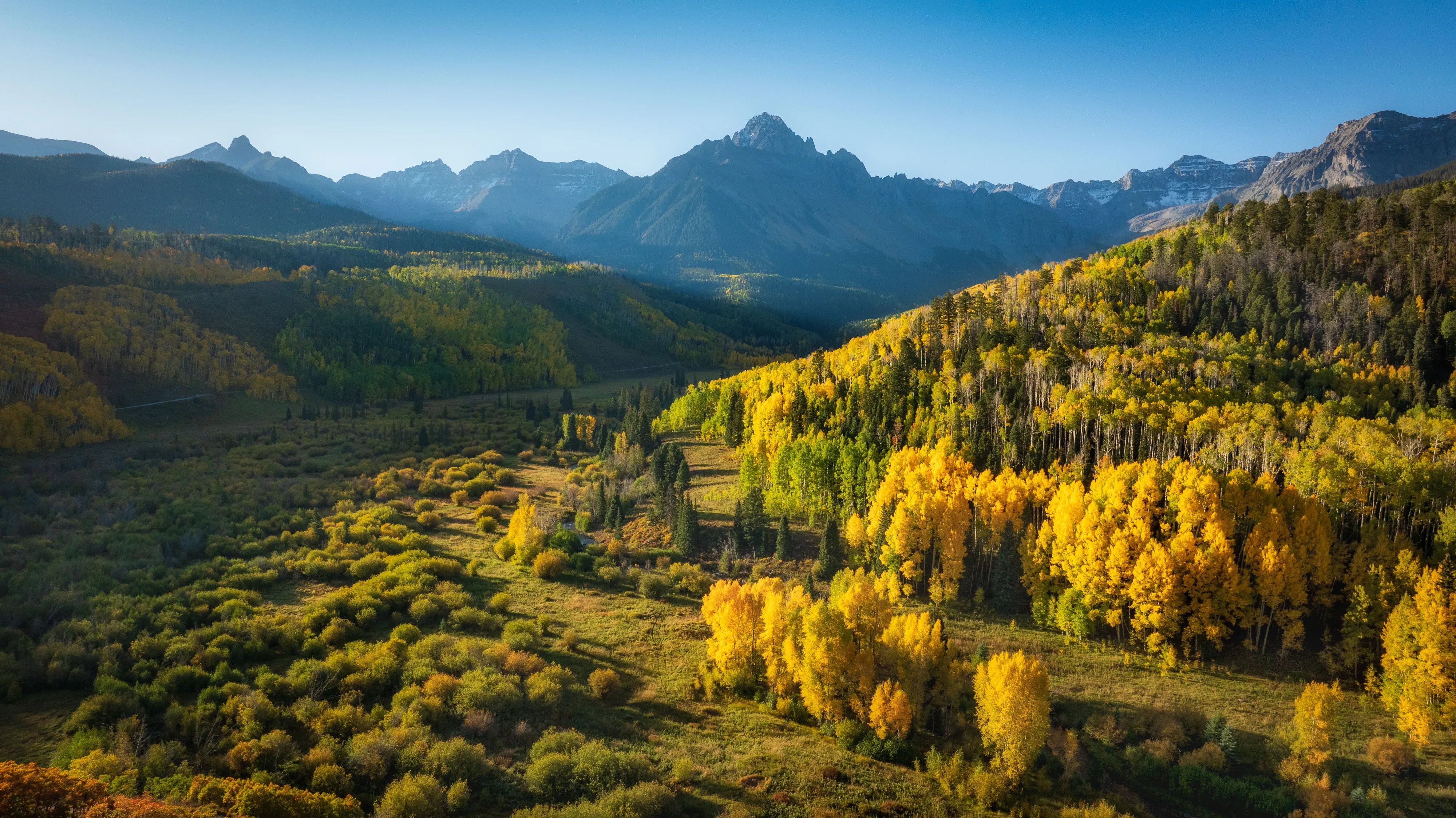自然 景观 树木 森林 草 山脉 天空 阳光 秋天 4K壁纸