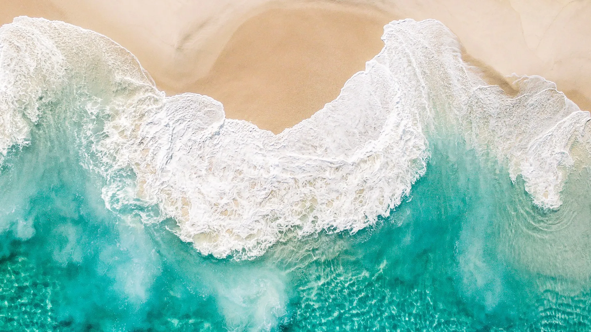 海滩 雨伞 海浪 俯视 鸟瞰 无人机照片