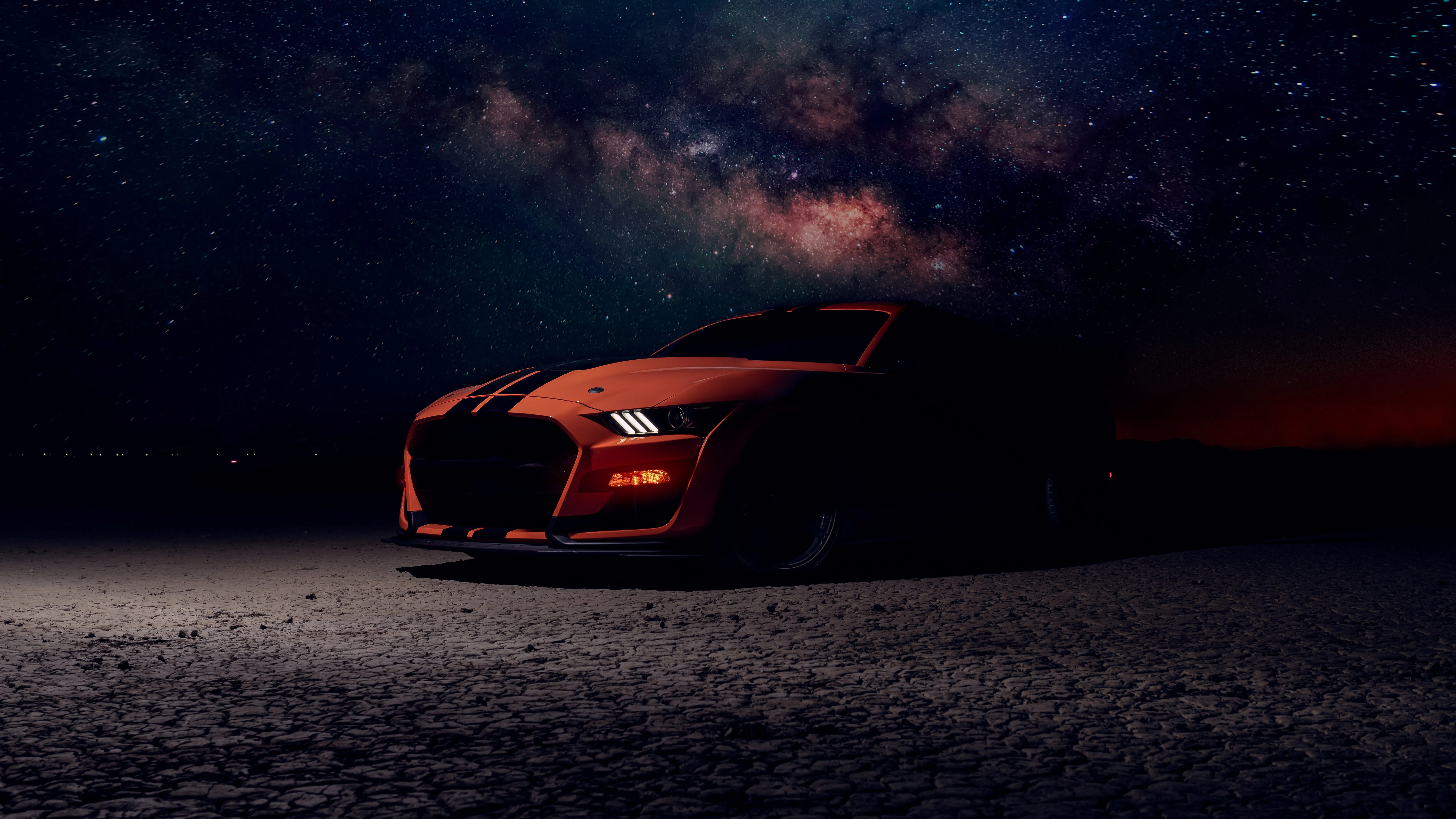 福特 野马 汽车 夜空 银河 星夜 沙漠 聚光灯 低光 肌肉 车前灯 星星 天空 车辆 8K壁纸