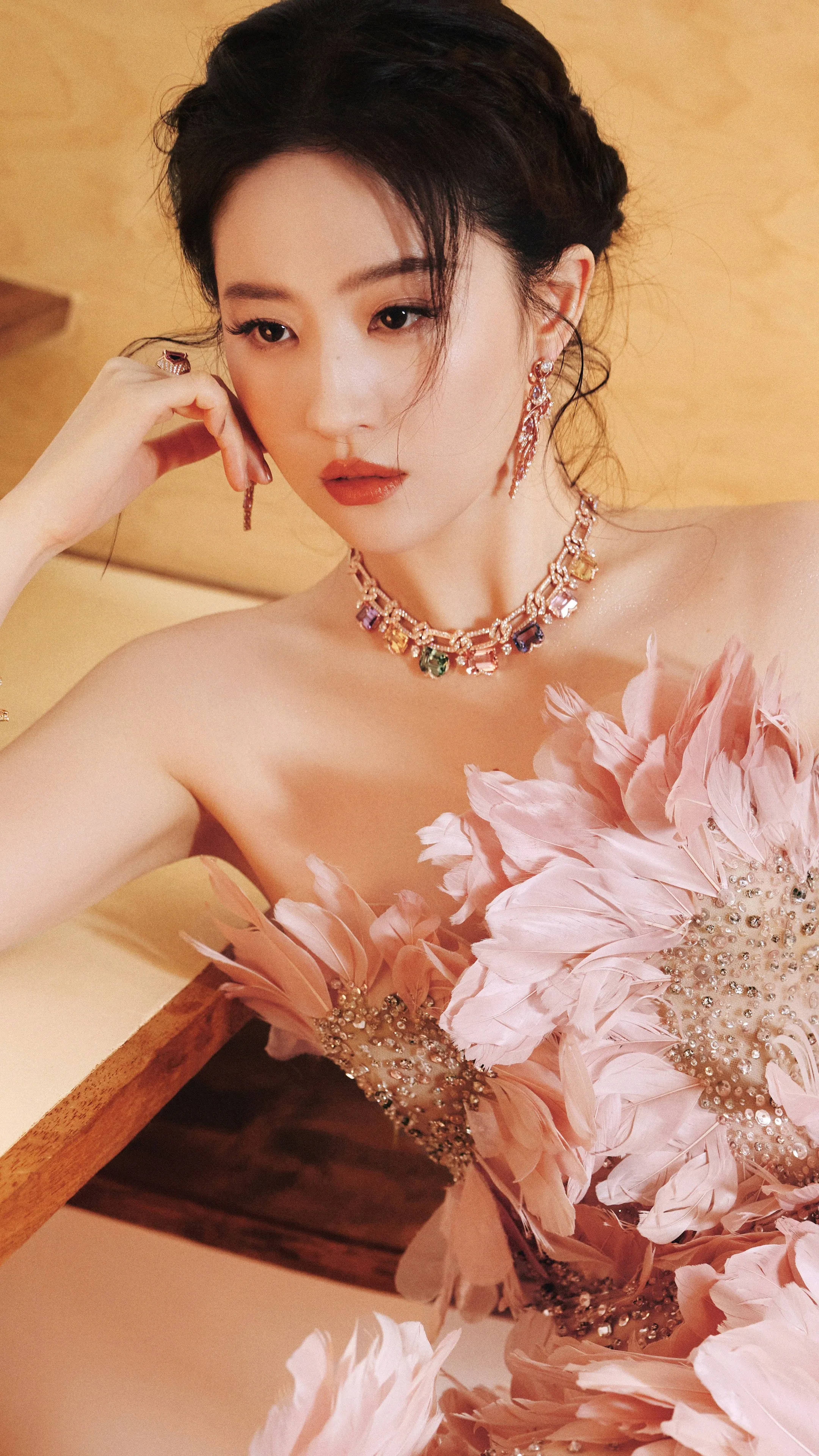 刘亦菲 梦幻粉 羽毛 礼服 4K壁纸 手机壁纸 1080P壁纸