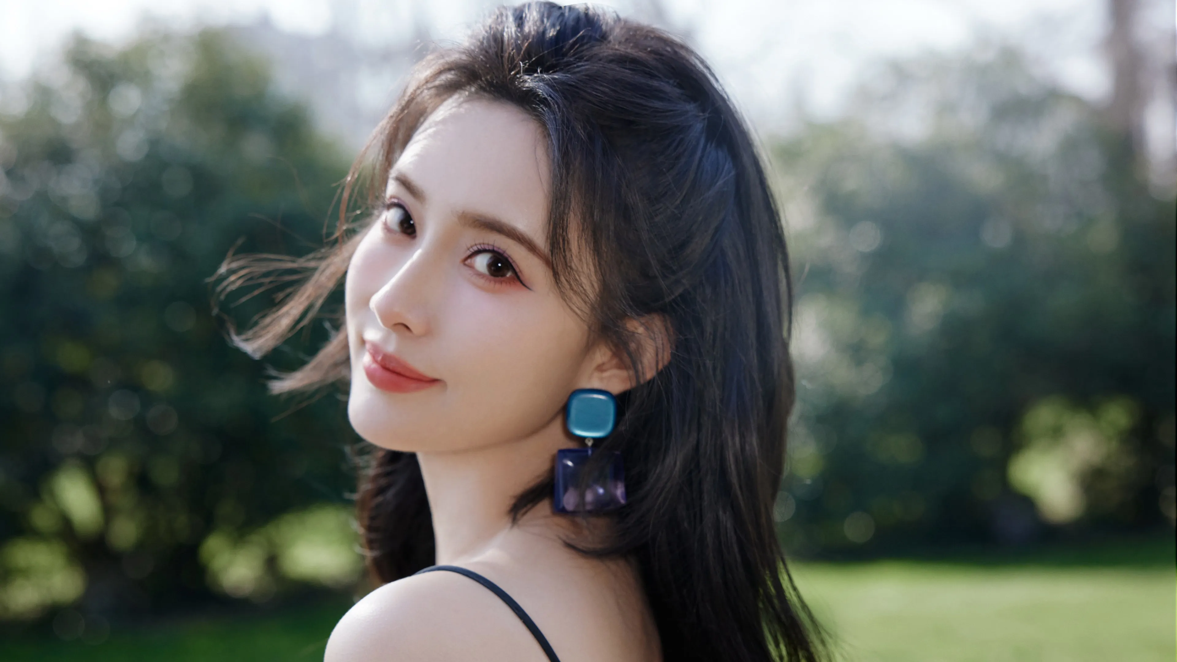 长发 回头 美女 孟子义 4K壁纸