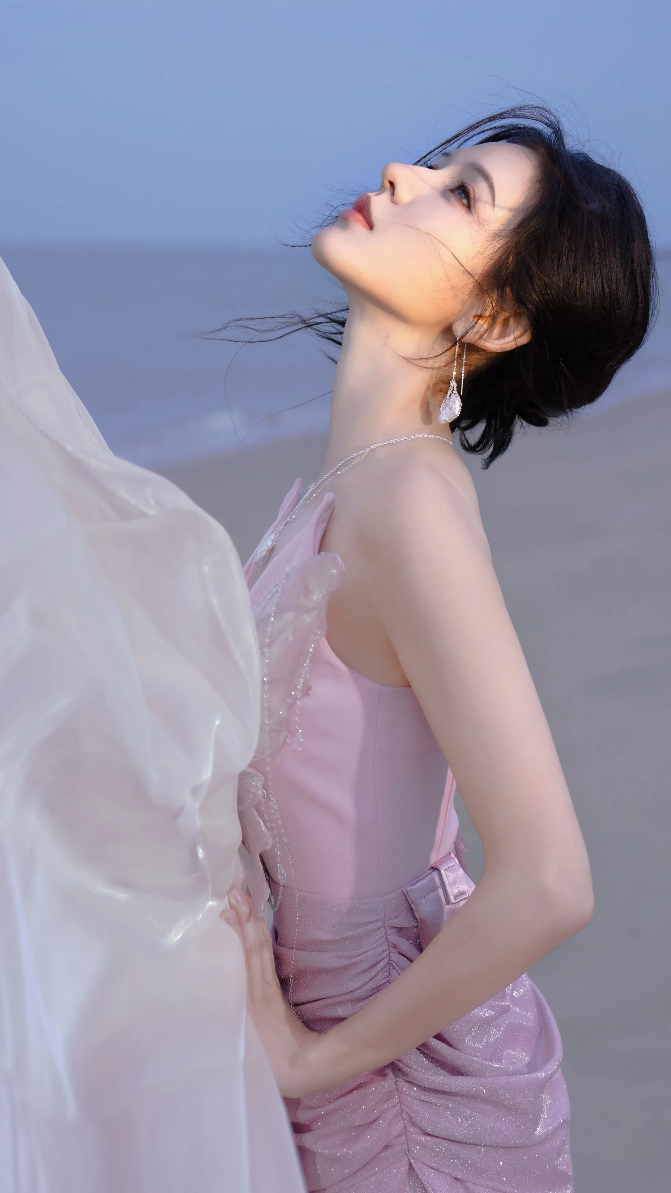 张予曦 粉色裙子 侧身 美女 4k 手机 壁纸 图片 手机壁纸 1080P壁纸