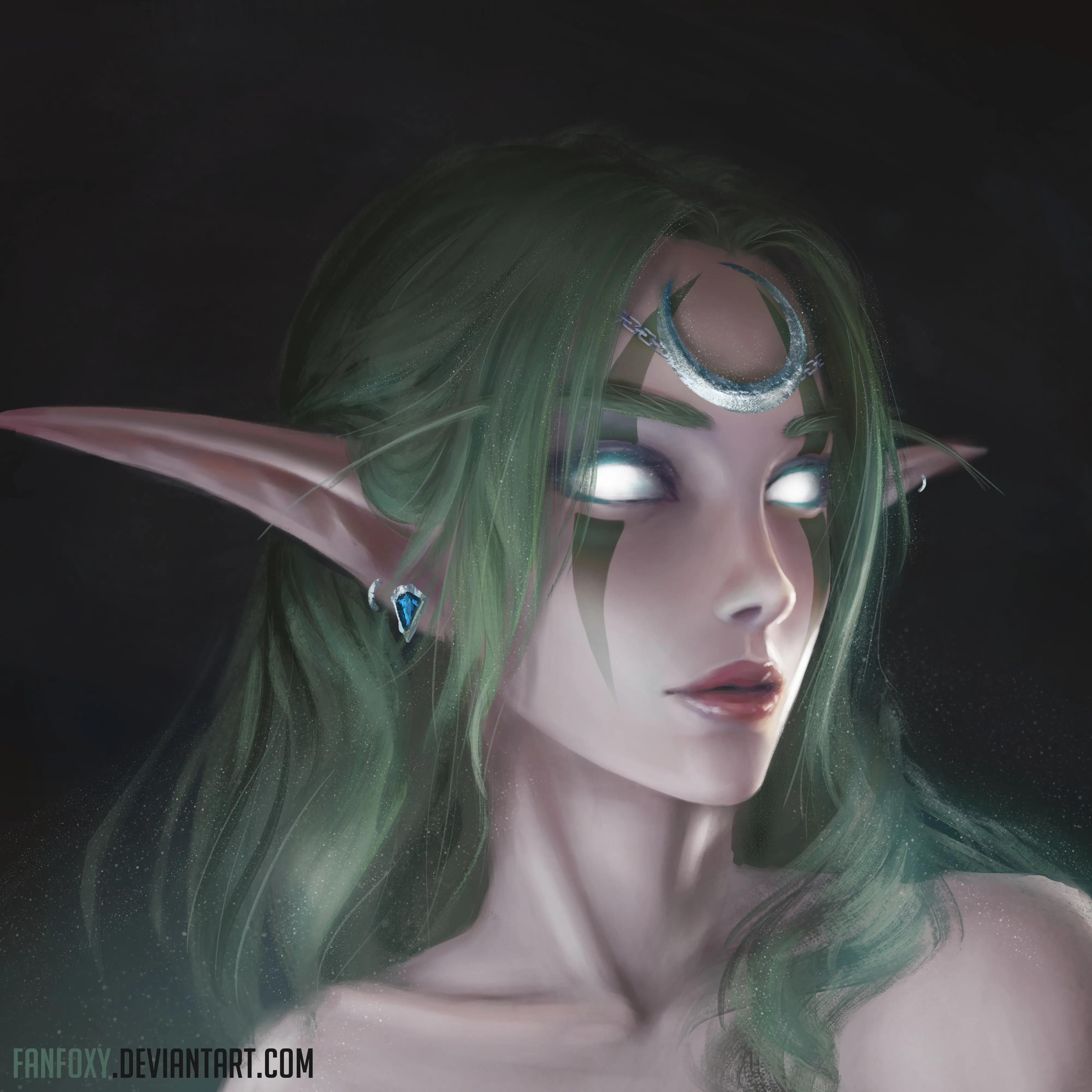 女人 精灵 长发 卷发 绿色头发 绘画 暗夜精灵 魔兽 明亮 发光眼睛 新月 皇冠 肖像 脸部彩绘 手机壁纸 4K壁纸