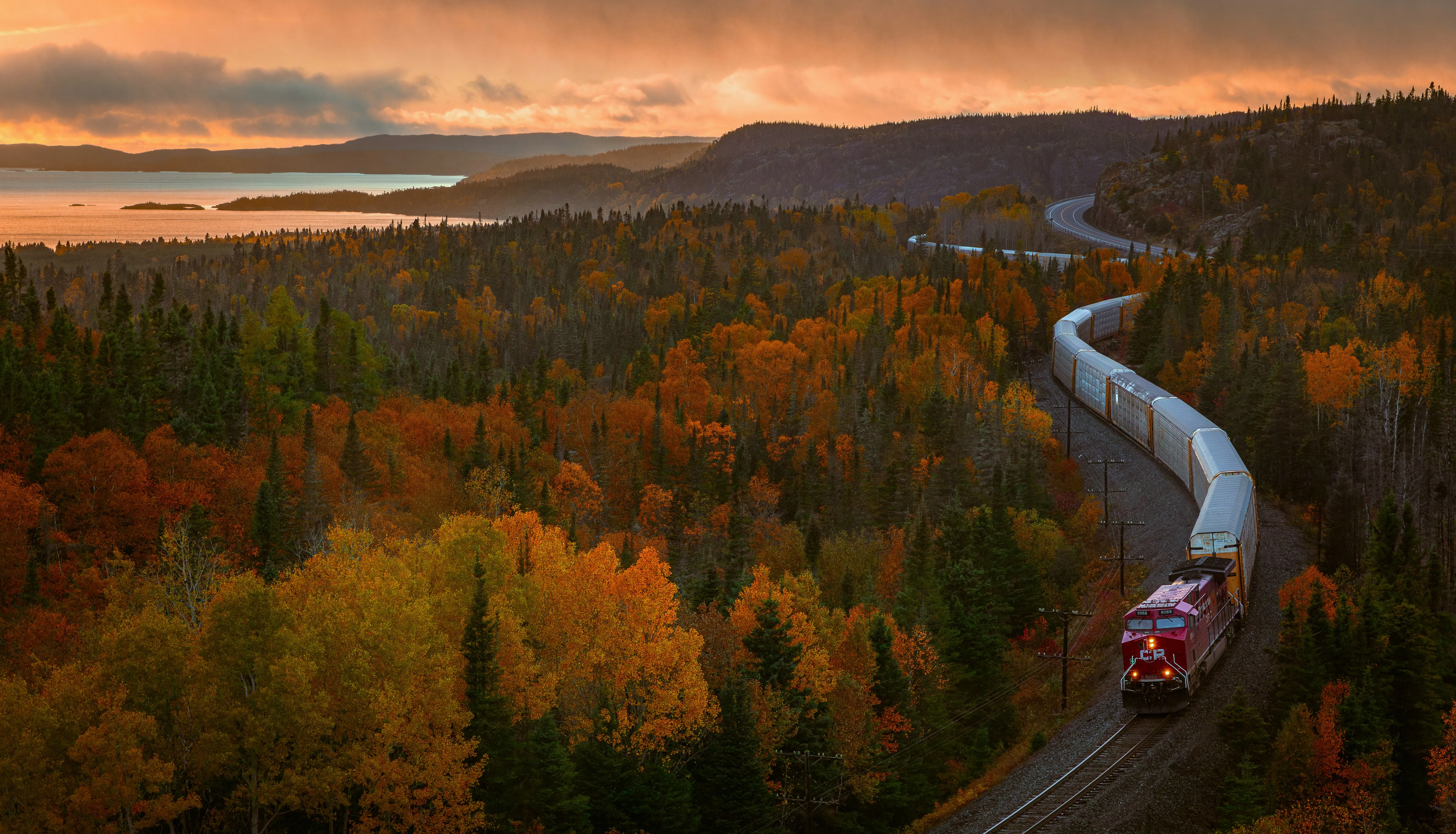 自然 景观 火车 电线 树木 森林 秋天 铁路 云朵 天空 水面 日落 火车 湖泊 4K壁纸