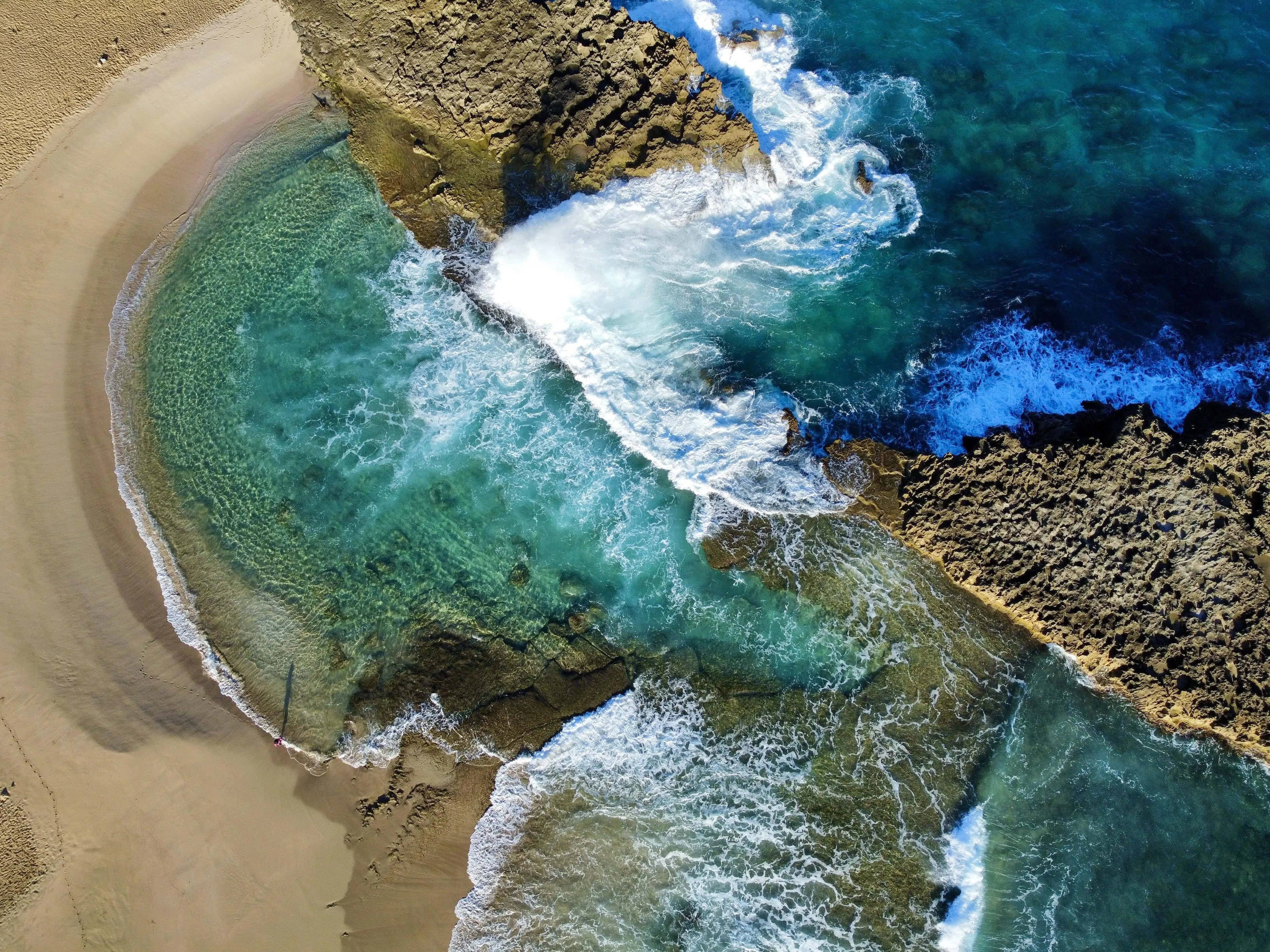 海滩 海 沙子 水 波浪 海泡沫 4K壁纸