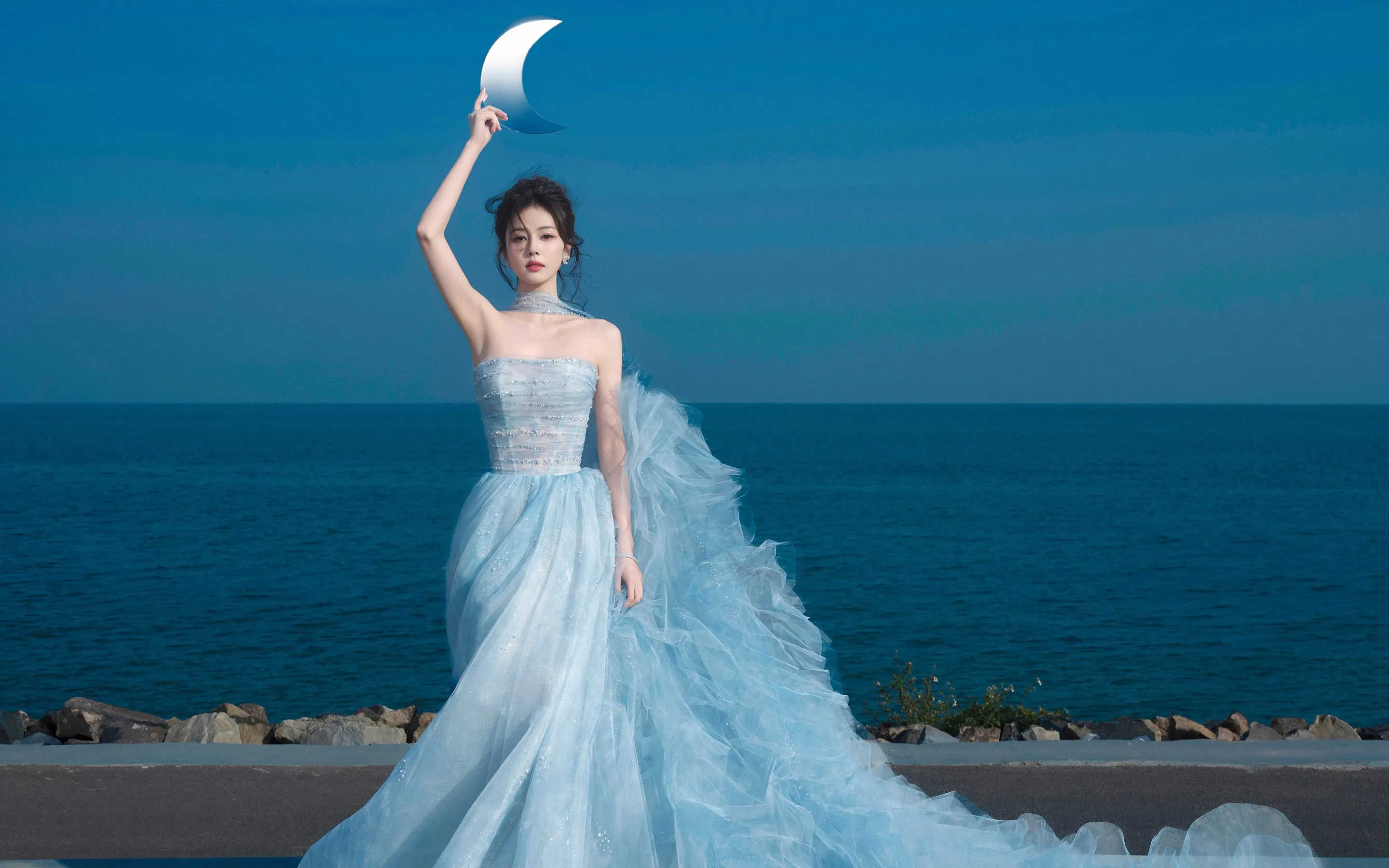 海边 蓝色 长裙 美女 白鹿 高清壁纸 2K壁纸