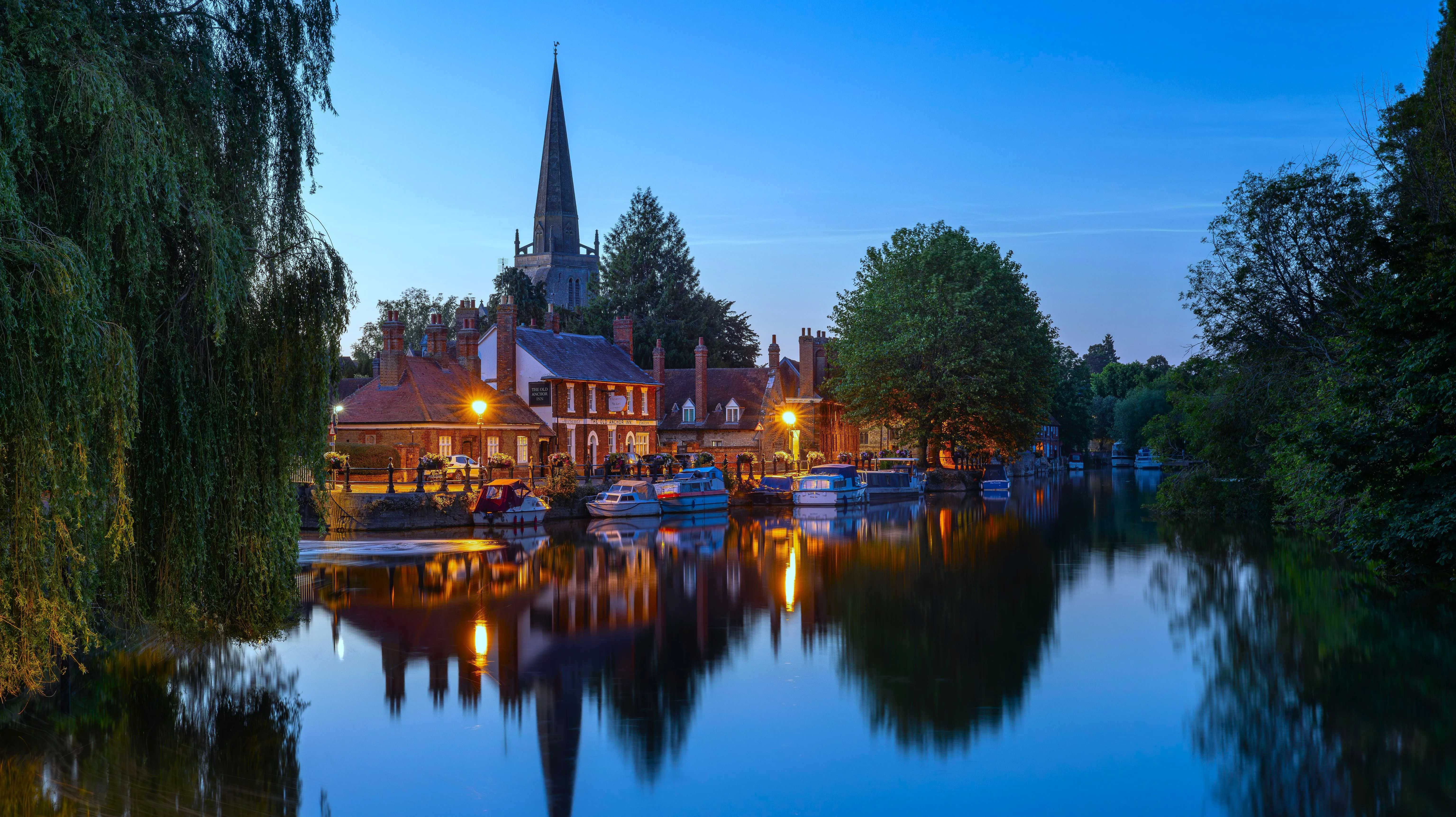 自然 树木 天空 云 水 船 码头 灯光 蓝色 倒影 教堂 河流 建筑 4K壁纸