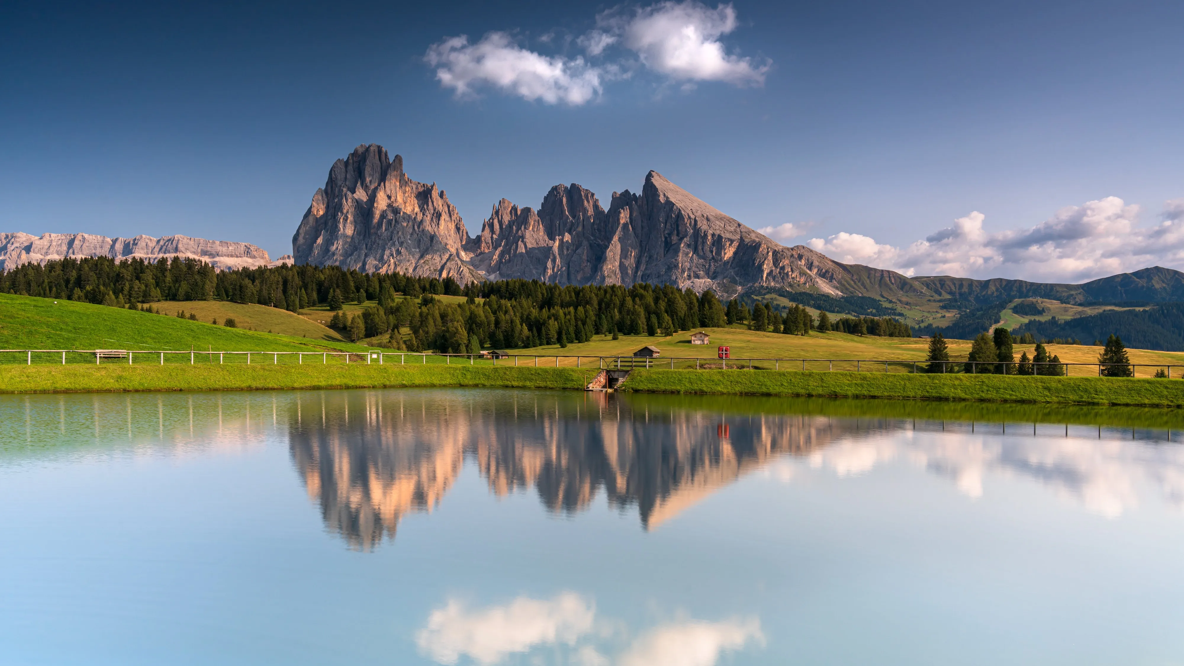 自然 景观 树木 云 天空 山脉 水 草 田野 小屋 房屋 4K壁纸