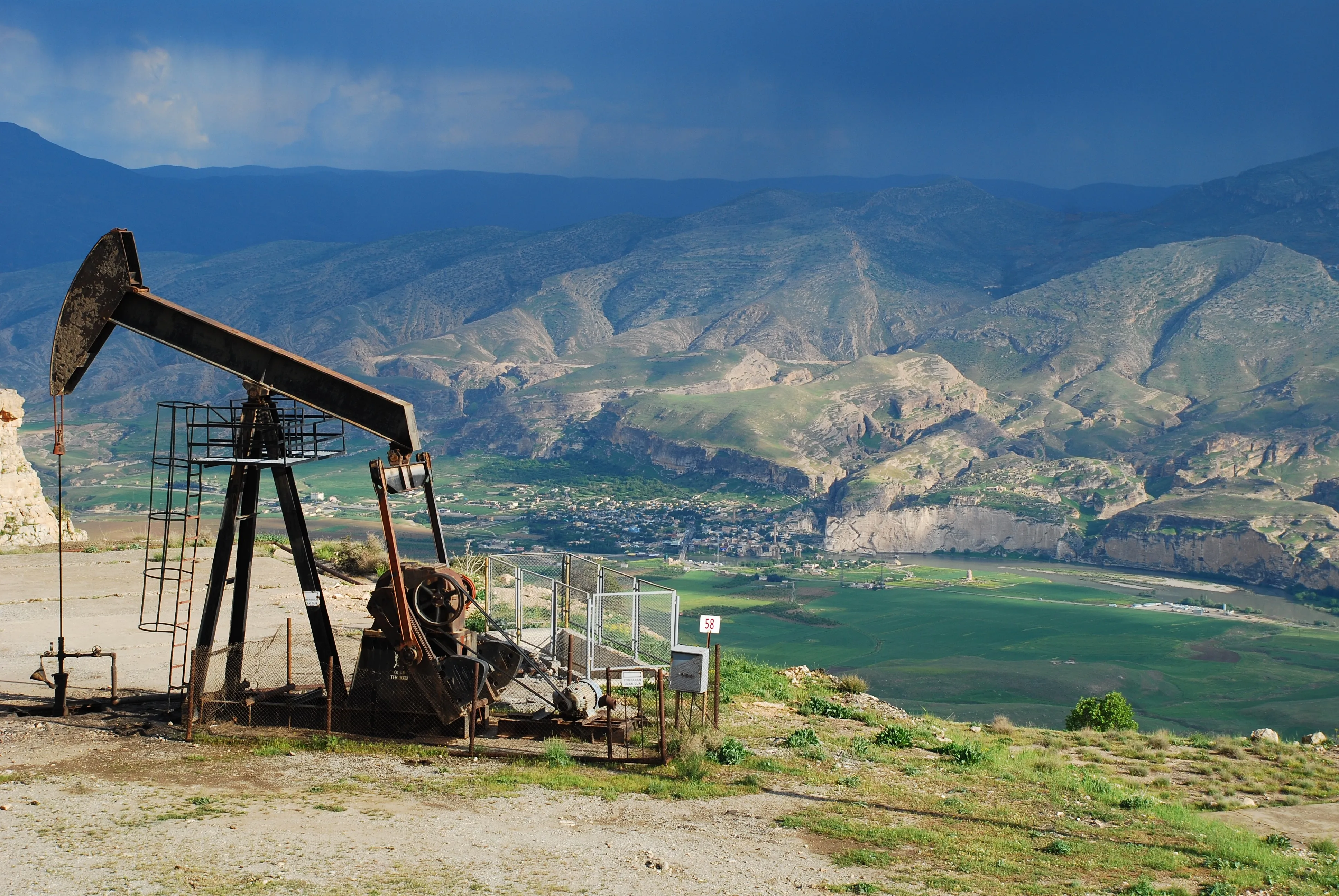 油泵 自然 土耳其 石油平台 机器 水 天空 云 山脉 4K壁纸